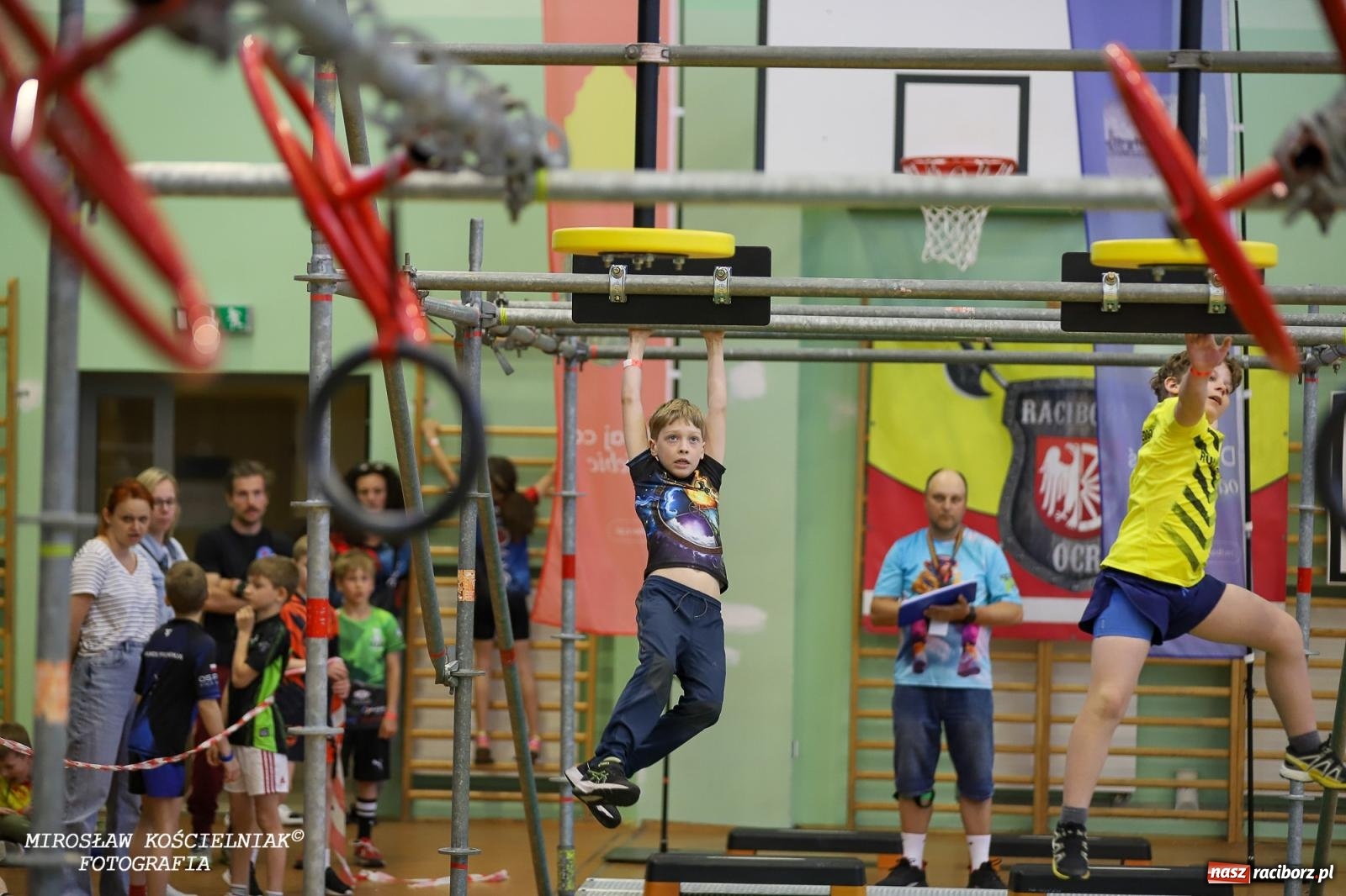 Zdjęcie w galerii na portalu naszraciborz.pl: Ponad 100 młodych zawodników na Mistrzostwach Śląska Ninja Monkey Kids w Raciborzu wiadomości z regionu
