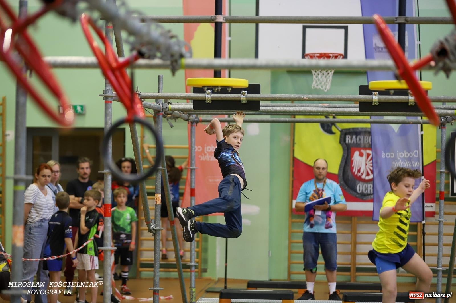 Zdjęcie w galerii na portalu naszraciborz.pl: Ponad 100 młodych zawodników na Mistrzostwach Śląska Ninja Monkey Kids w Raciborzu wiadomości z regionu