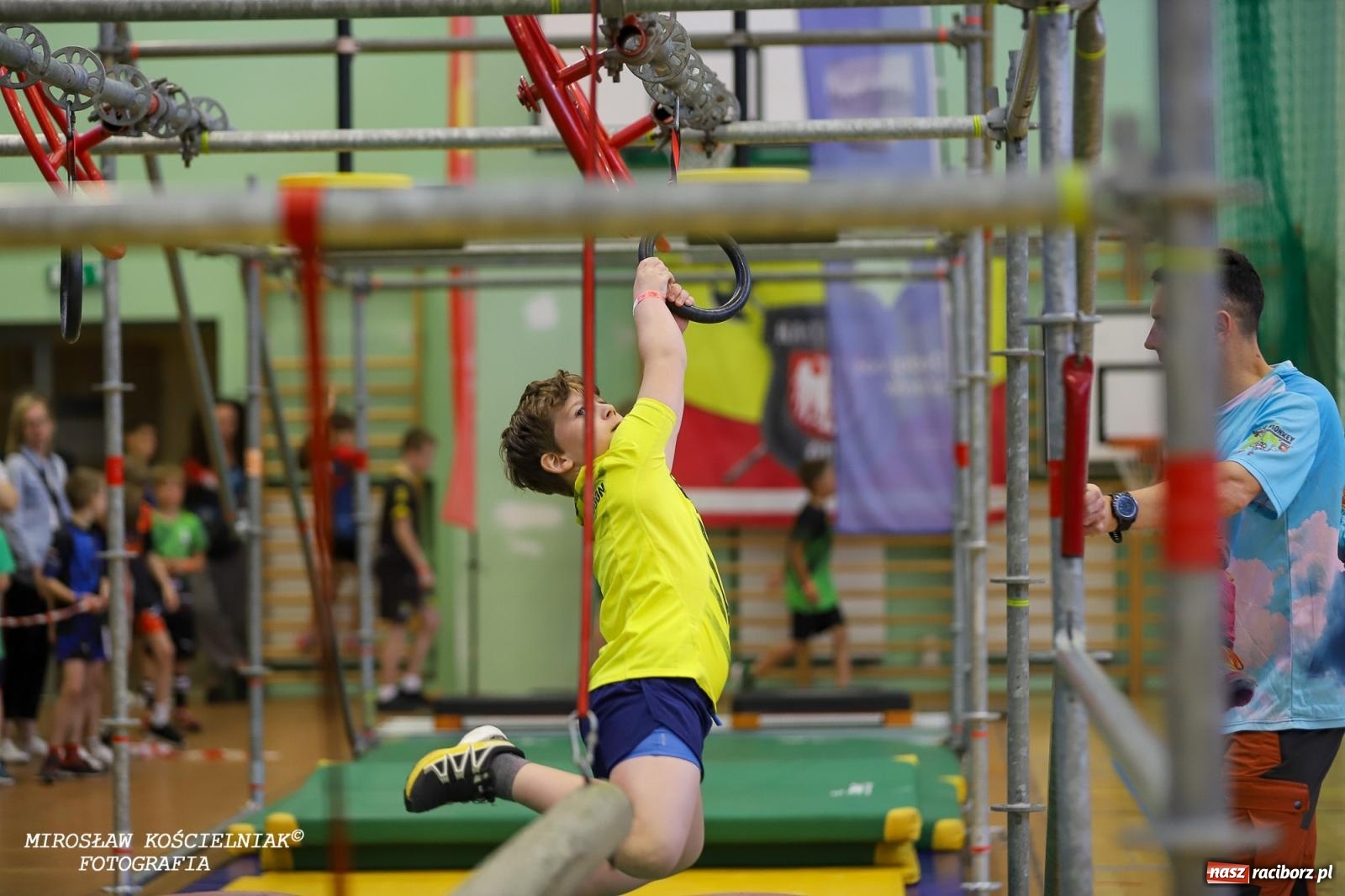 Zdjęcie w galerii na portalu naszraciborz.pl: Ponad 100 młodych zawodników na Mistrzostwach Śląska Ninja Monkey Kids w Raciborzu wiadomości z regionu