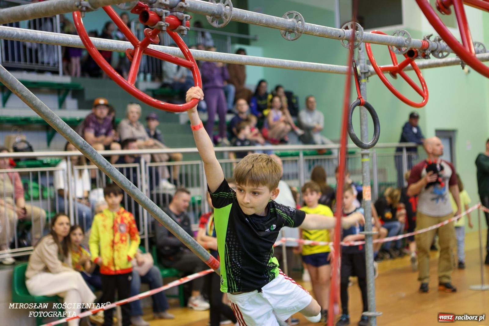 Zdjęcie w galerii na portalu naszraciborz.pl: Ponad 100 młodych zawodników na Mistrzostwach Śląska Ninja Monkey Kids w Raciborzu wiadomości z regionu