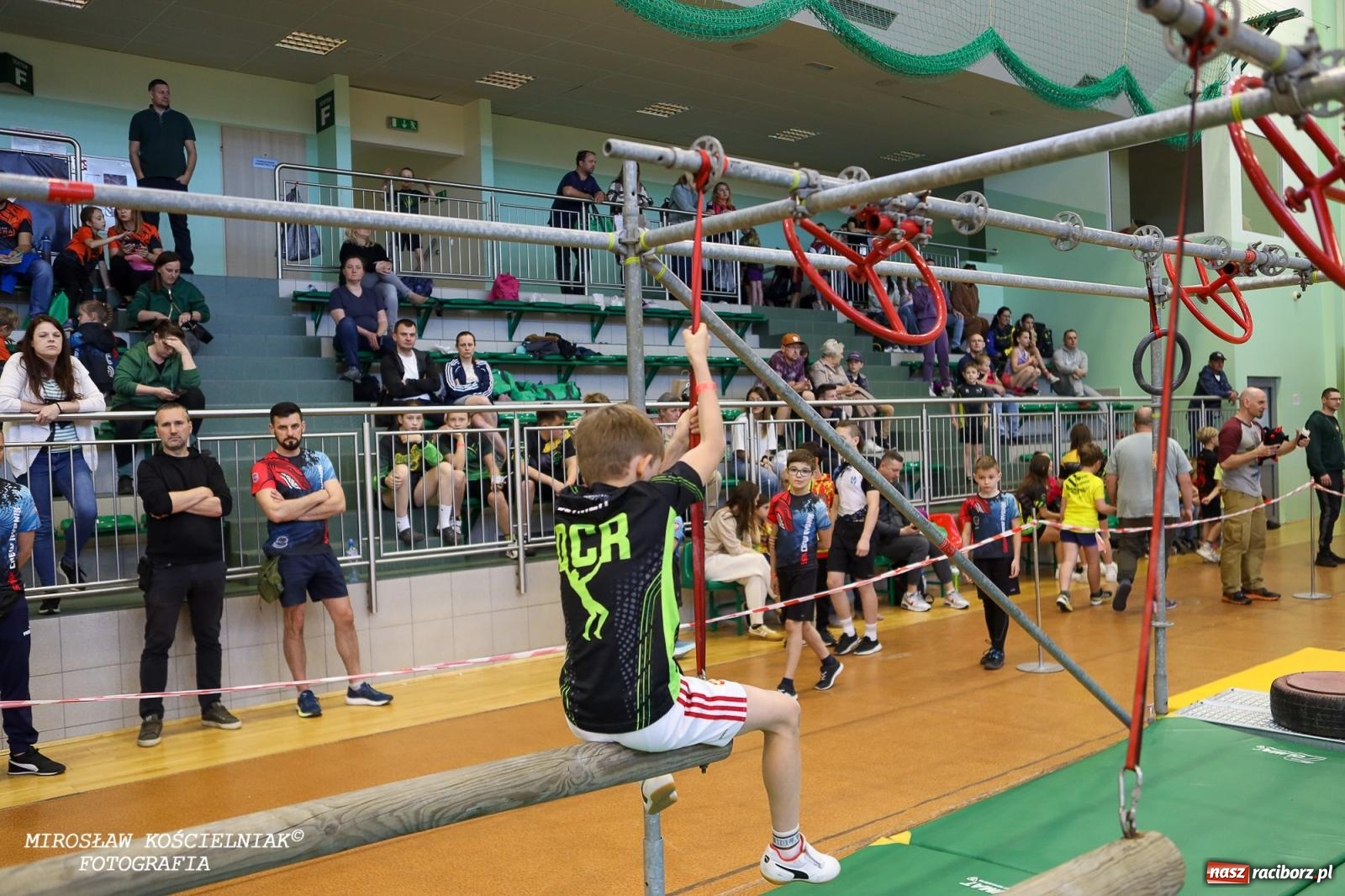 Zdjęcie w galerii na portalu naszraciborz.pl: Ponad 100 młodych zawodników na Mistrzostwach Śląska Ninja Monkey Kids w Raciborzu wiadomości z regionu