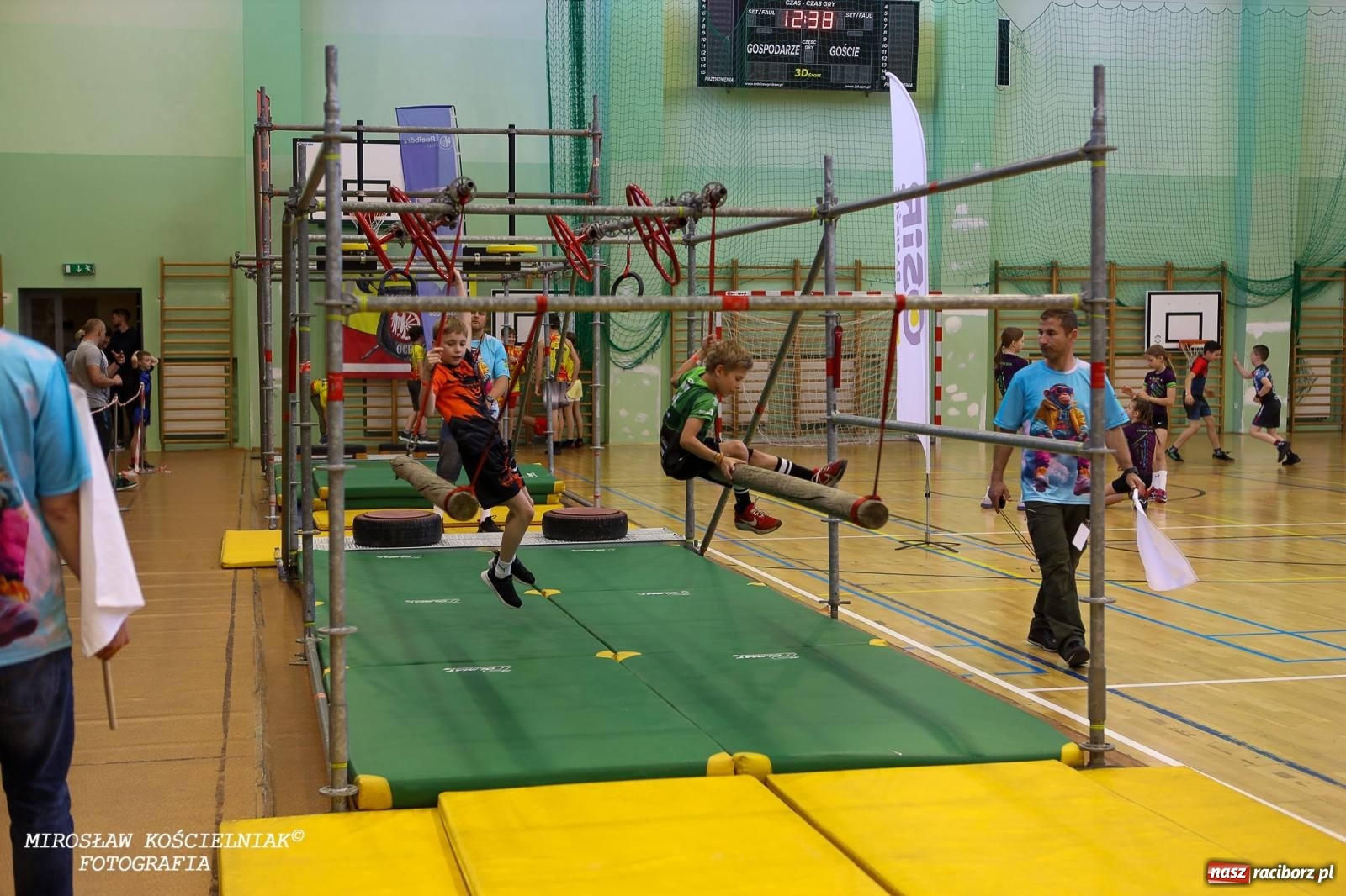 Zdjęcie w galerii na portalu naszraciborz.pl: Ponad 100 młodych zawodników na Mistrzostwach Śląska Ninja Monkey Kids w Raciborzu wiadomości z regionu