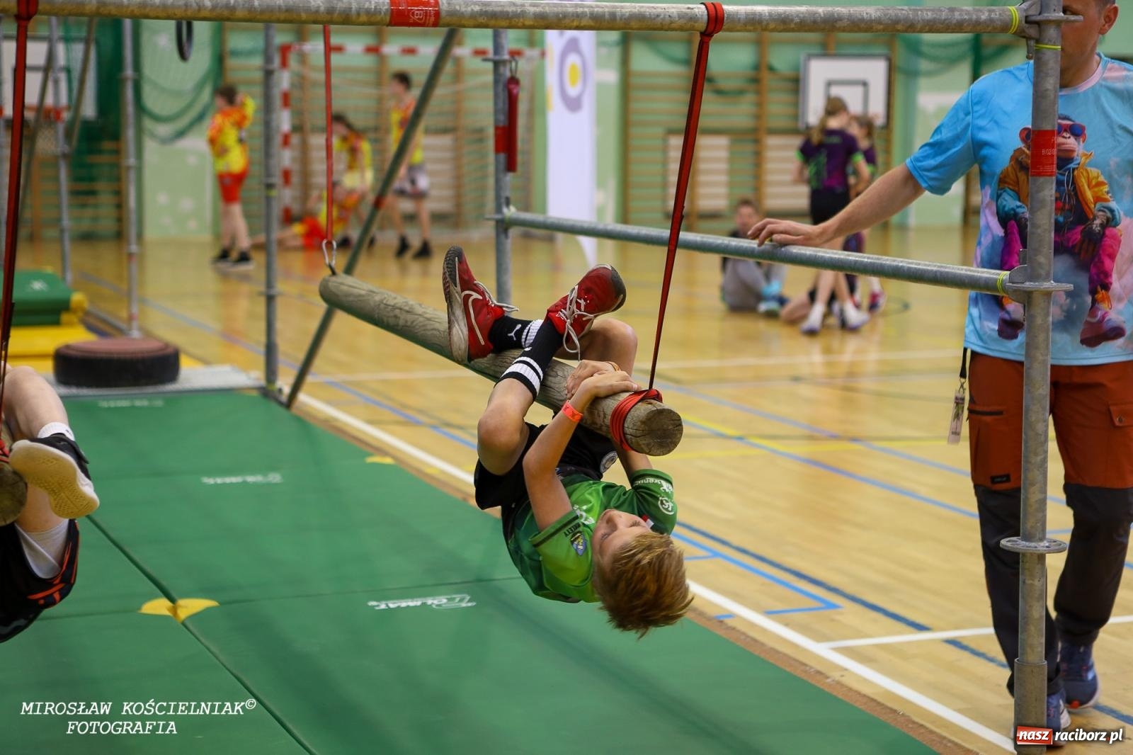 Zdjęcie w galerii na portalu naszraciborz.pl: Ponad 100 młodych zawodników na Mistrzostwach Śląska Ninja Monkey Kids w Raciborzu wiadomości z regionu