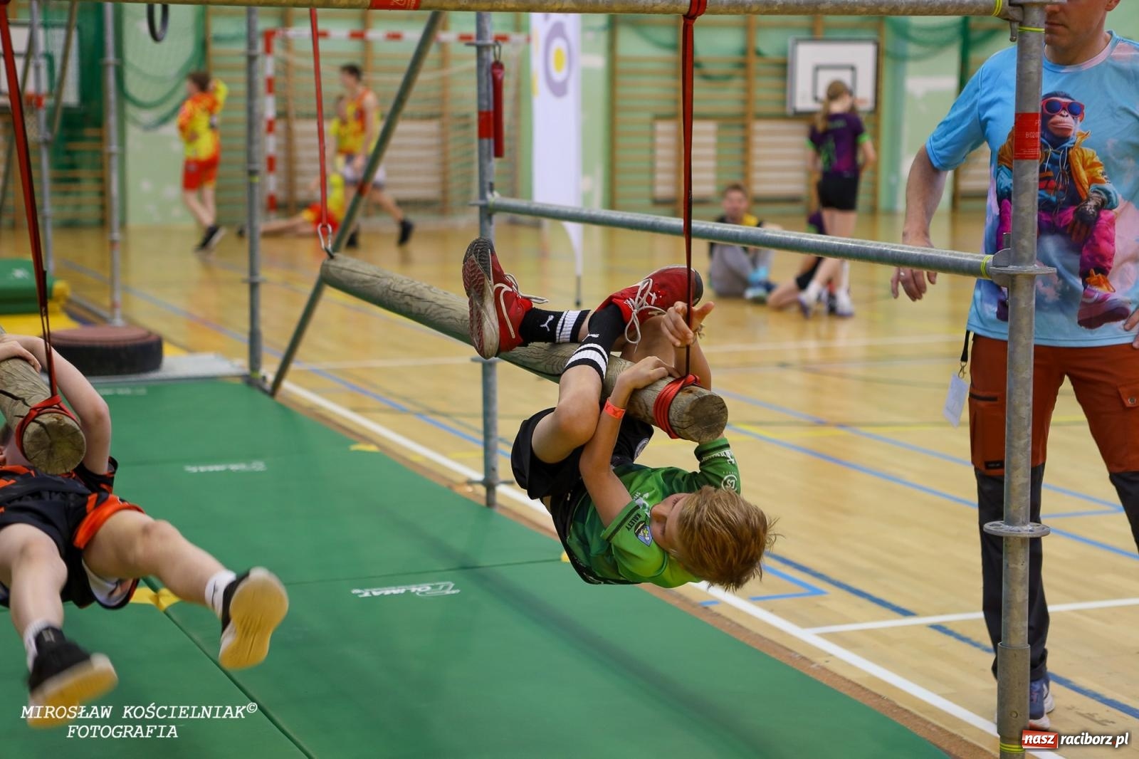 Zdjęcie w galerii na portalu naszraciborz.pl: Ponad 100 młodych zawodników na Mistrzostwach Śląska Ninja Monkey Kids w Raciborzu wiadomości z regionu