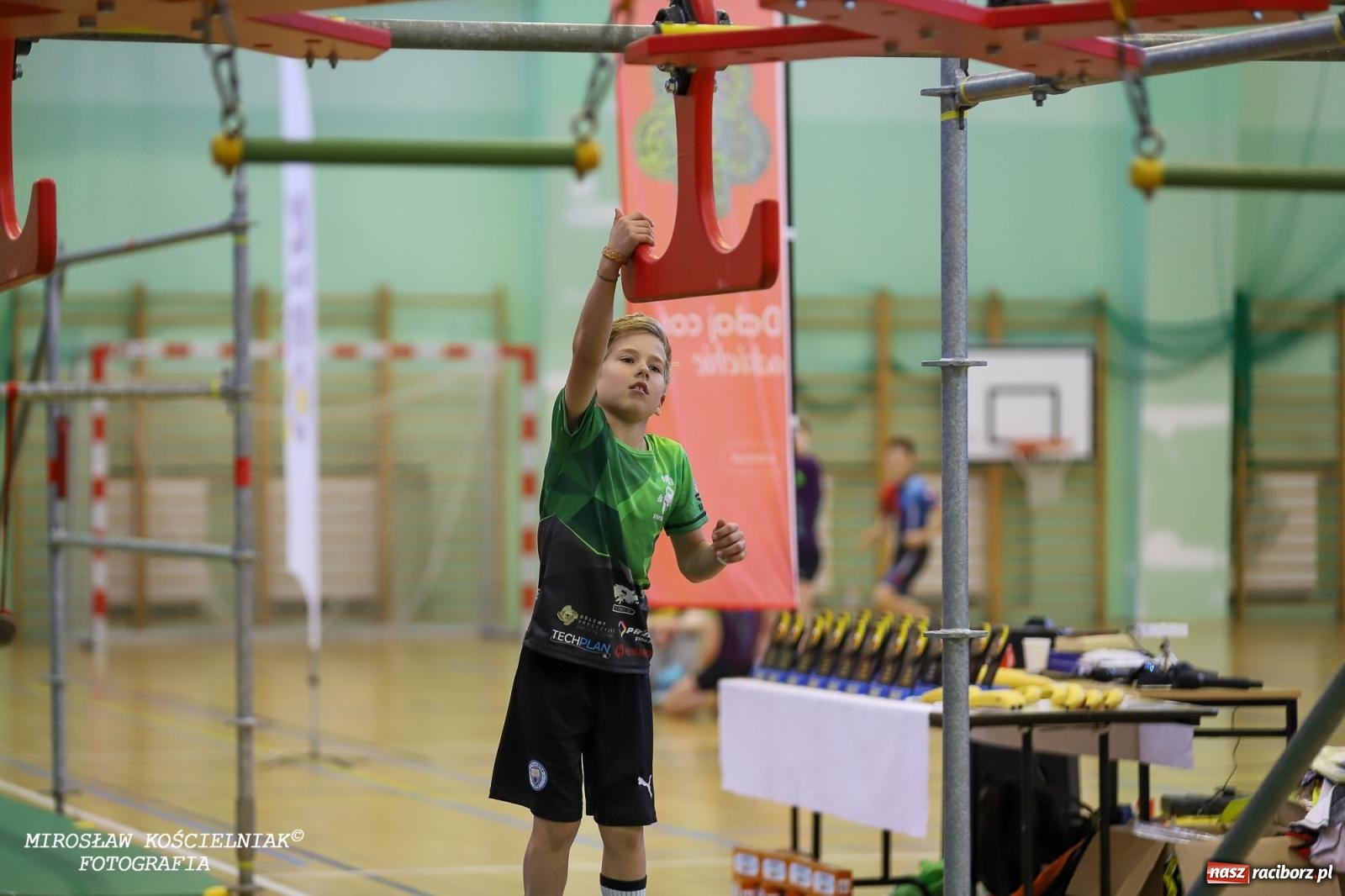 Zdjęcie w galerii na portalu naszraciborz.pl: Ponad 100 młodych zawodników na Mistrzostwach Śląska Ninja Monkey Kids w Raciborzu wiadomości z regionu