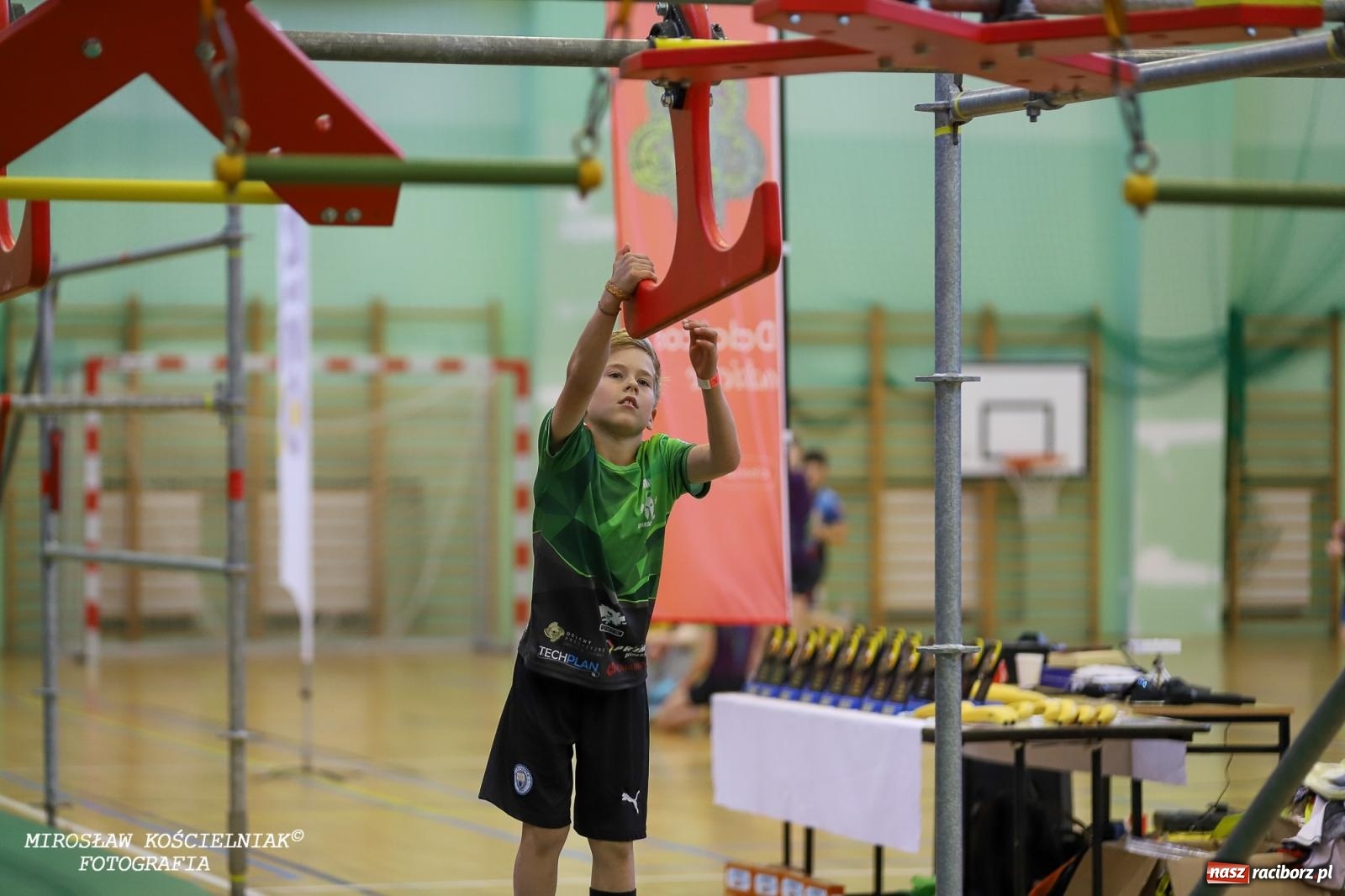 Zdjęcie w galerii na portalu naszraciborz.pl: Ponad 100 młodych zawodników na Mistrzostwach Śląska Ninja Monkey Kids w Raciborzu wiadomości z regionu
