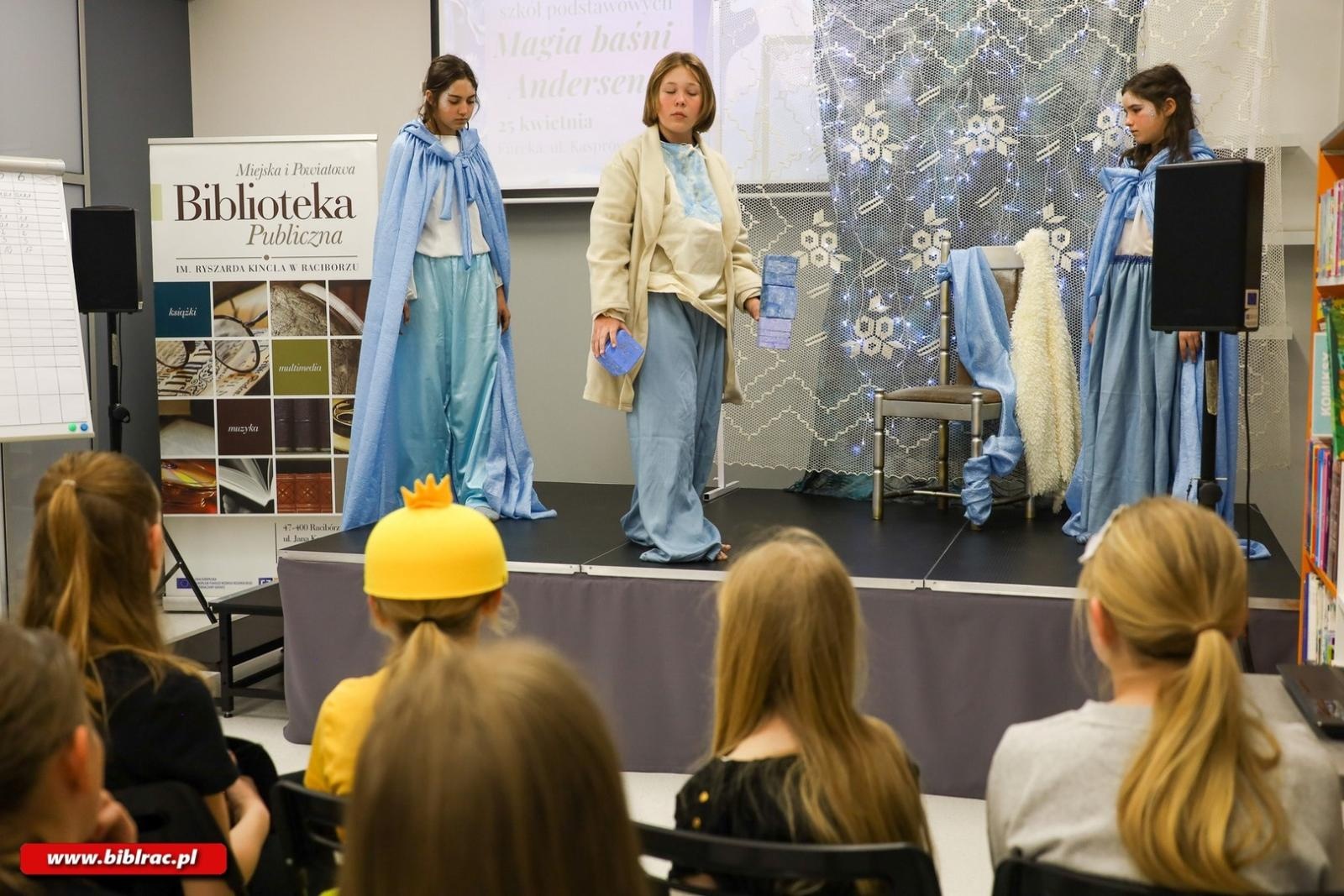 Zdjęcie w galerii na portalu naszraciborz.pl: Baśniowa rywalizacja w Raciborzu – turniej wiedzy o Andersenie  wiadomości z regionu