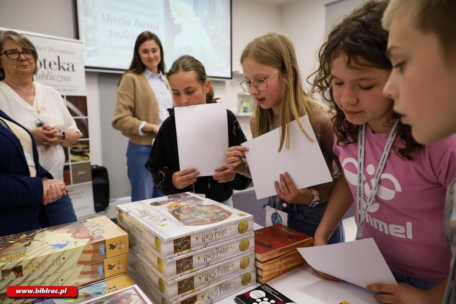 Zdjęcie w galerii na portalu naszraciborz.pl: Baśniowa rywalizacja w Raciborzu – turniej wiedzy o Andersenie  wiadomości z regionu