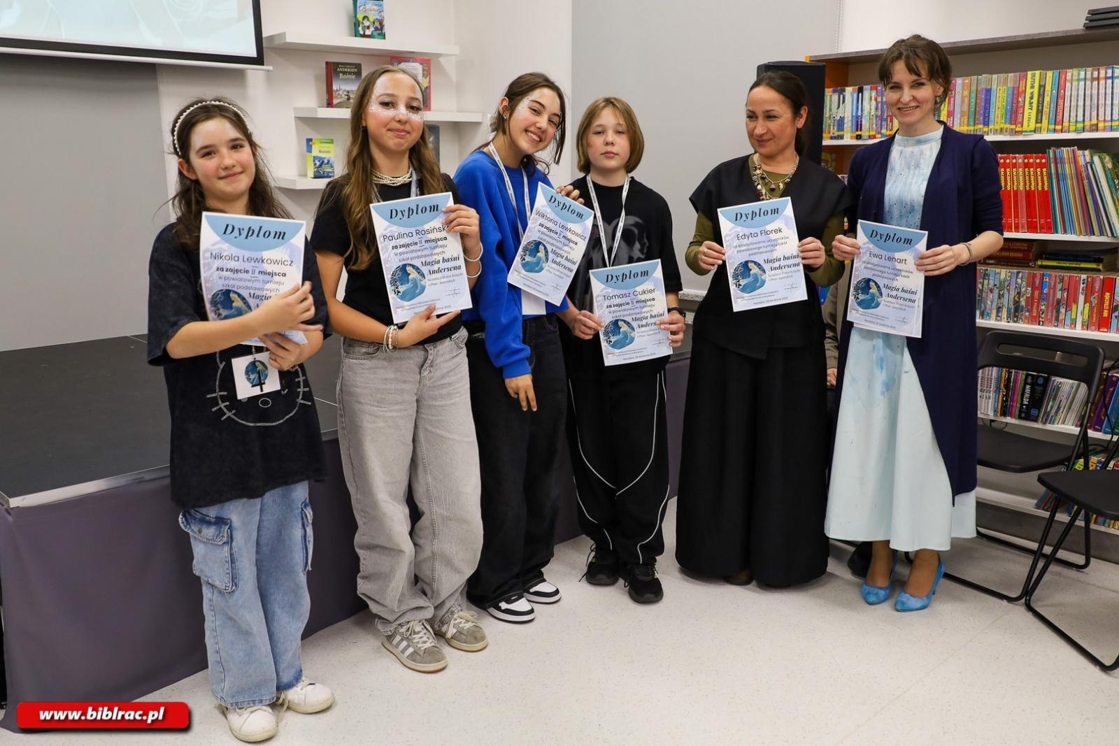 Zdjęcie w galerii na portalu naszraciborz.pl: Baśniowa rywalizacja w Raciborzu – turniej wiedzy o Andersenie  wiadomości z regionu