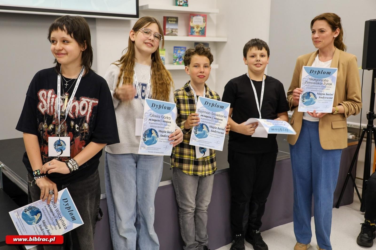 Zdjęcie w galerii na portalu naszraciborz.pl: Baśniowa rywalizacja w Raciborzu – turniej wiedzy o Andersenie  wiadomości z regionu