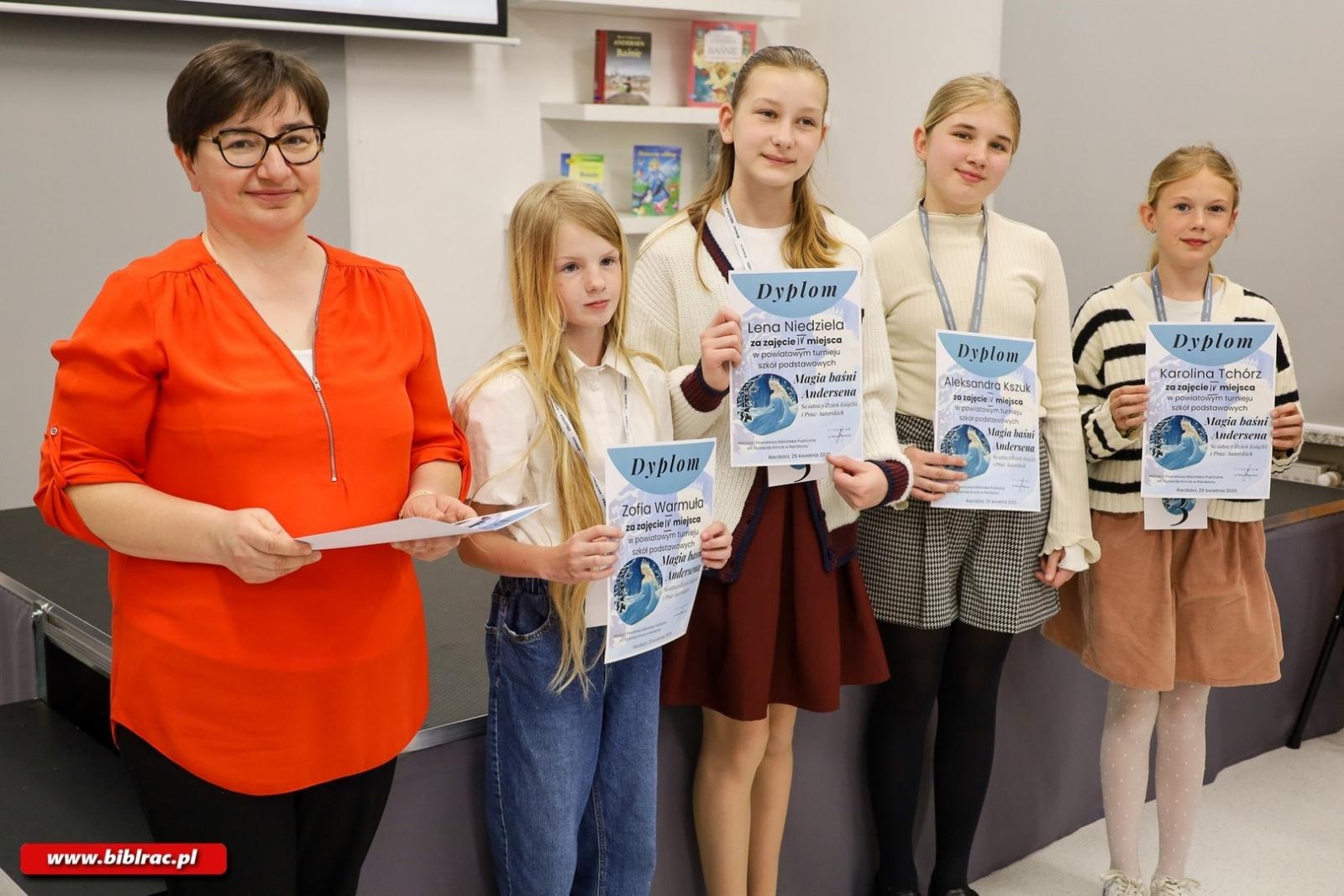 Zdjęcie w galerii na portalu naszraciborz.pl: Baśniowa rywalizacja w Raciborzu – turniej wiedzy o Andersenie  wiadomości z regionu