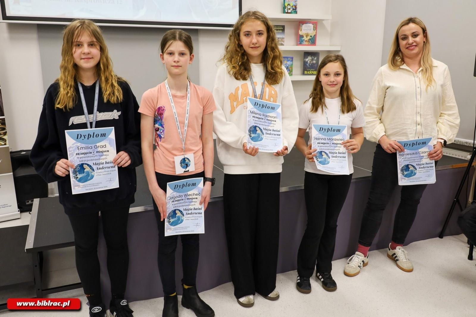 Zdjęcie w galerii na portalu naszraciborz.pl: Baśniowa rywalizacja w Raciborzu – turniej wiedzy o Andersenie  wiadomości z regionu