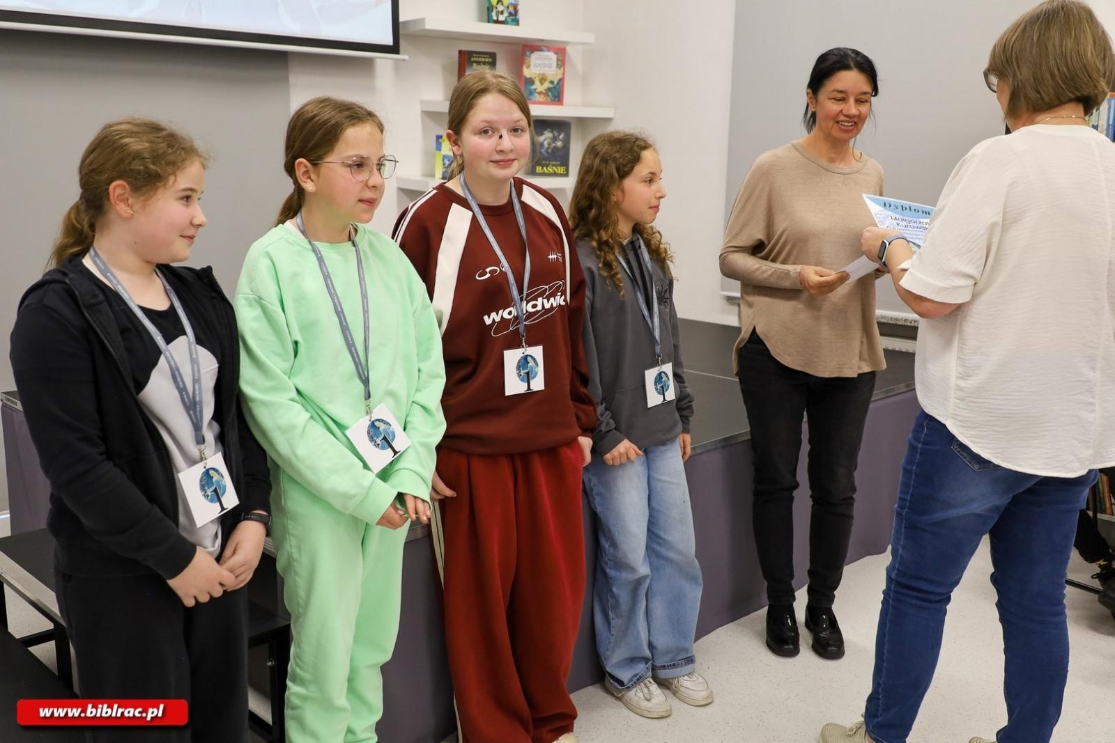 Zdjęcie w galerii na portalu naszraciborz.pl: Baśniowa rywalizacja w Raciborzu – turniej wiedzy o Andersenie  wiadomości z regionu