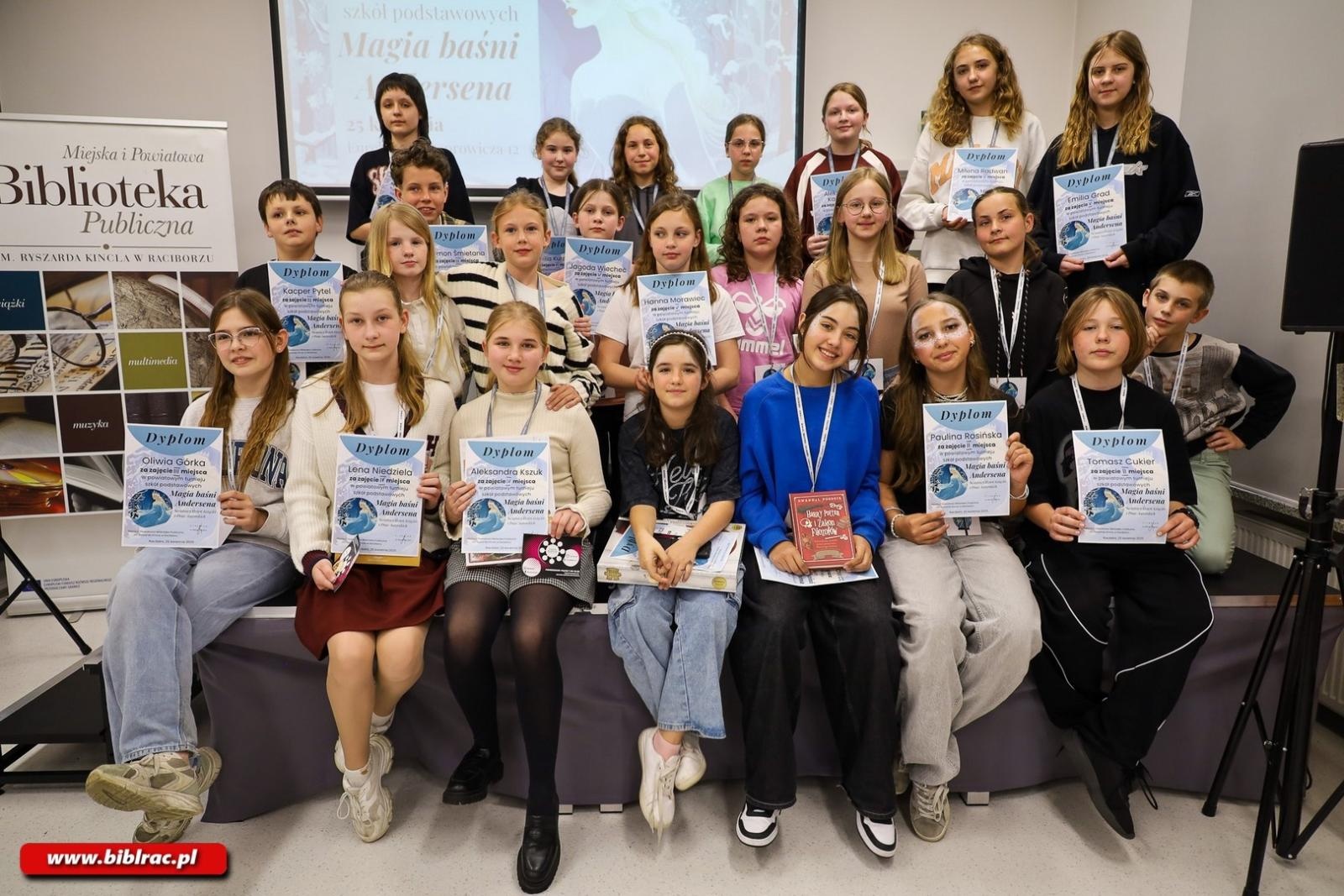 Zdjęcie w galerii na portalu naszraciborz.pl: Baśniowa rywalizacja w Raciborzu – turniej wiedzy o Andersenie  wiadomości z regionu