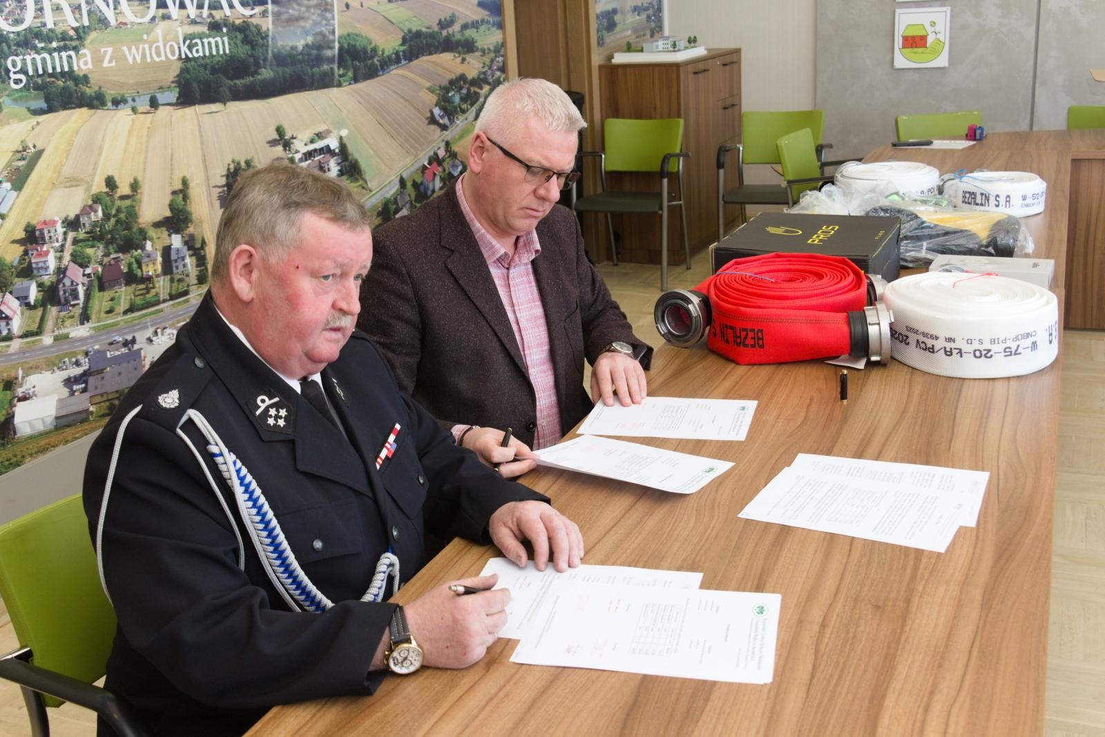 Zdjęcie w galerii na portalu naszraciborz.pl: Gminy powiatu raciborskiego ze wsparciem WFOŚiGW na zakup sprzętu strażackiego wiadomości z regionu