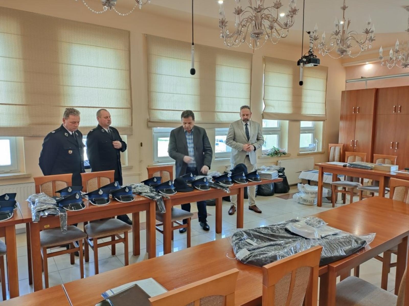 Zdjęcie w galerii na portalu naszraciborz.pl: Gminy powiatu raciborskiego ze wsparciem WFOŚiGW na zakup sprzętu strażackiego wiadomości z regionu