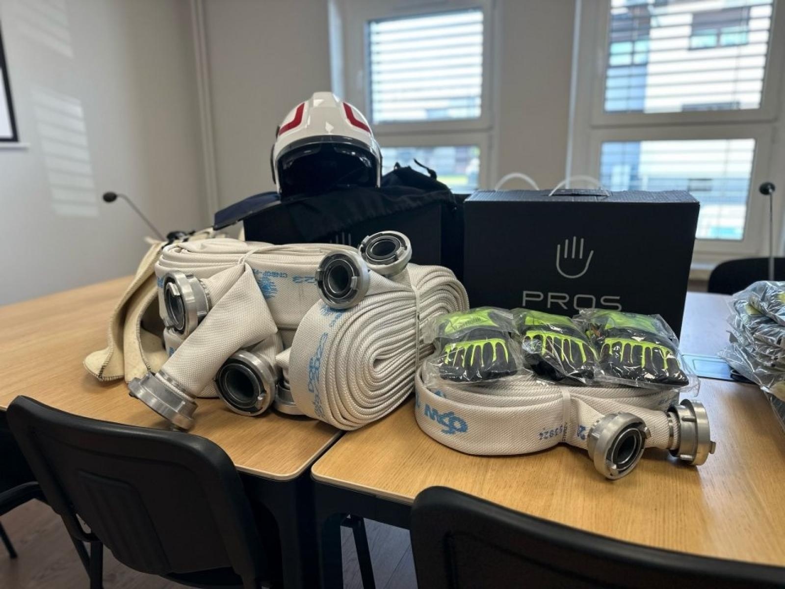 Zdjęcie w galerii na portalu naszraciborz.pl: Gminy powiatu raciborskiego ze wsparciem WFOŚiGW na zakup sprzętu strażackiego wiadomości z regionu