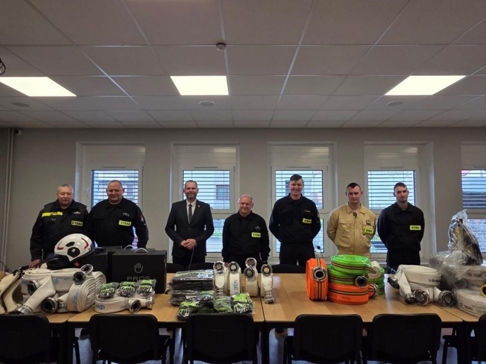 Zdjęcie w galerii na portalu naszraciborz.pl: Gminy powiatu raciborskiego ze wsparciem WFOŚiGW na zakup sprzętu strażackiego wiadomości z regionu