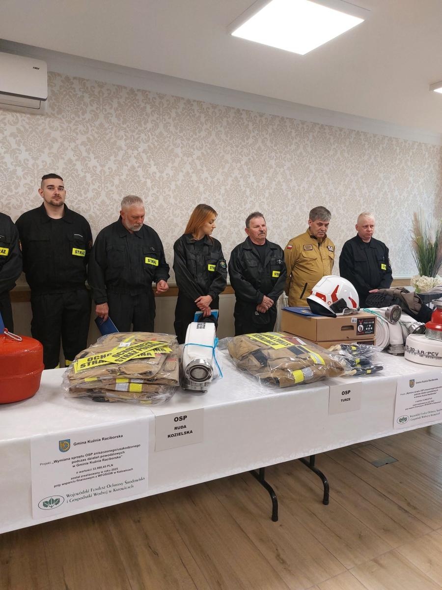 Zdjęcie w galerii na portalu naszraciborz.pl: Gminy powiatu raciborskiego ze wsparciem WFOŚiGW na zakup sprzętu strażackiego wiadomości z regionu
