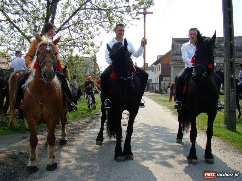 Zdjęcie w galerii na portalu naszraciborz.pl: W Zawadzie prosili Boga o urodzaj wiadomości z regionu
