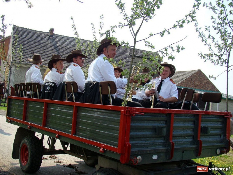 Zdjęcie w galerii na portalu naszraciborz.pl: W Zawadzie prosili Boga o urodzaj wiadomości z regionu