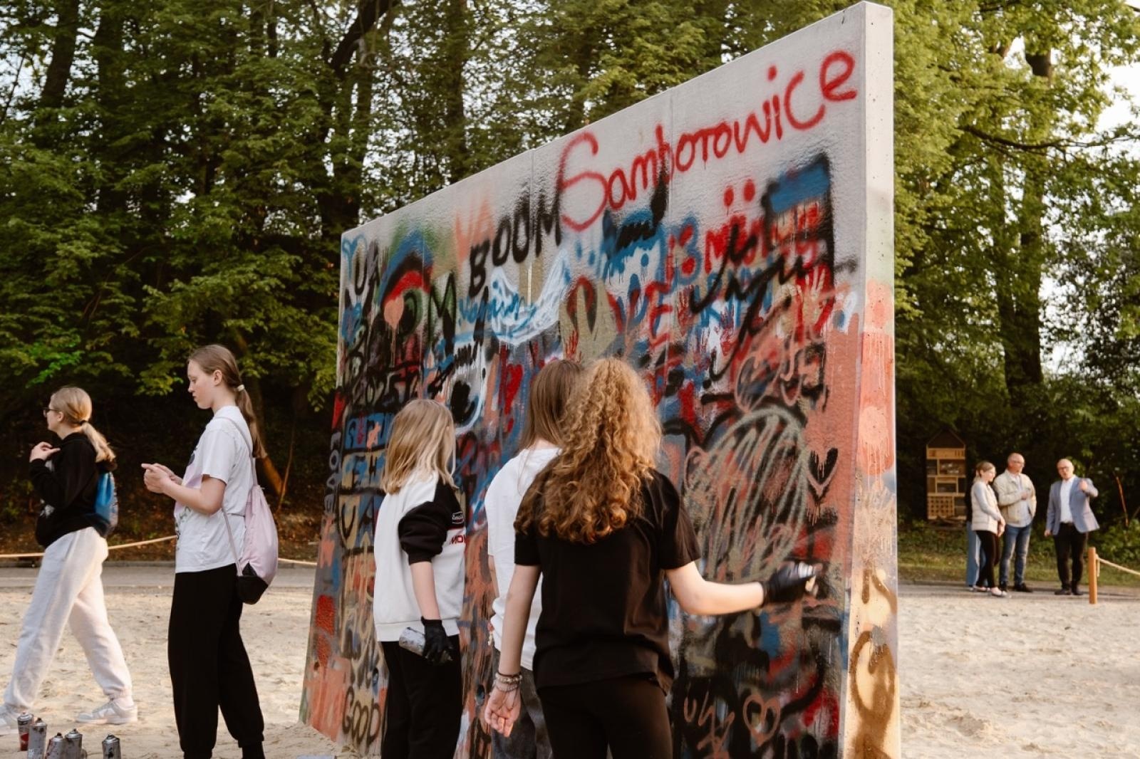 Zdjęcie w galerii na portalu naszraciborz.pl: Plaża w Kornicach już czynna! Wielkie otwarcie z muzyką, muralem i zabawą do północy [WIDEO] wiadomości z regionu