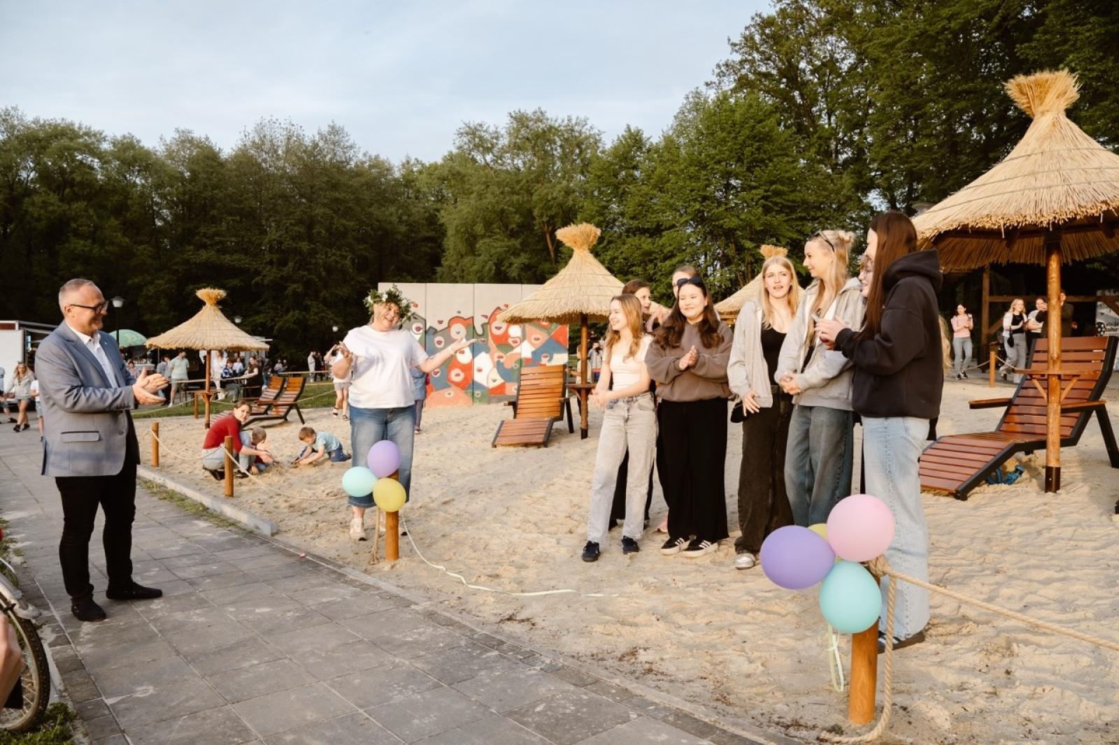 Zdjęcie w galerii na portalu naszraciborz.pl: Plaża w Kornicach już czynna! Wielkie otwarcie z muzyką, muralem i zabawą do północy [WIDEO] wiadomości z regionu