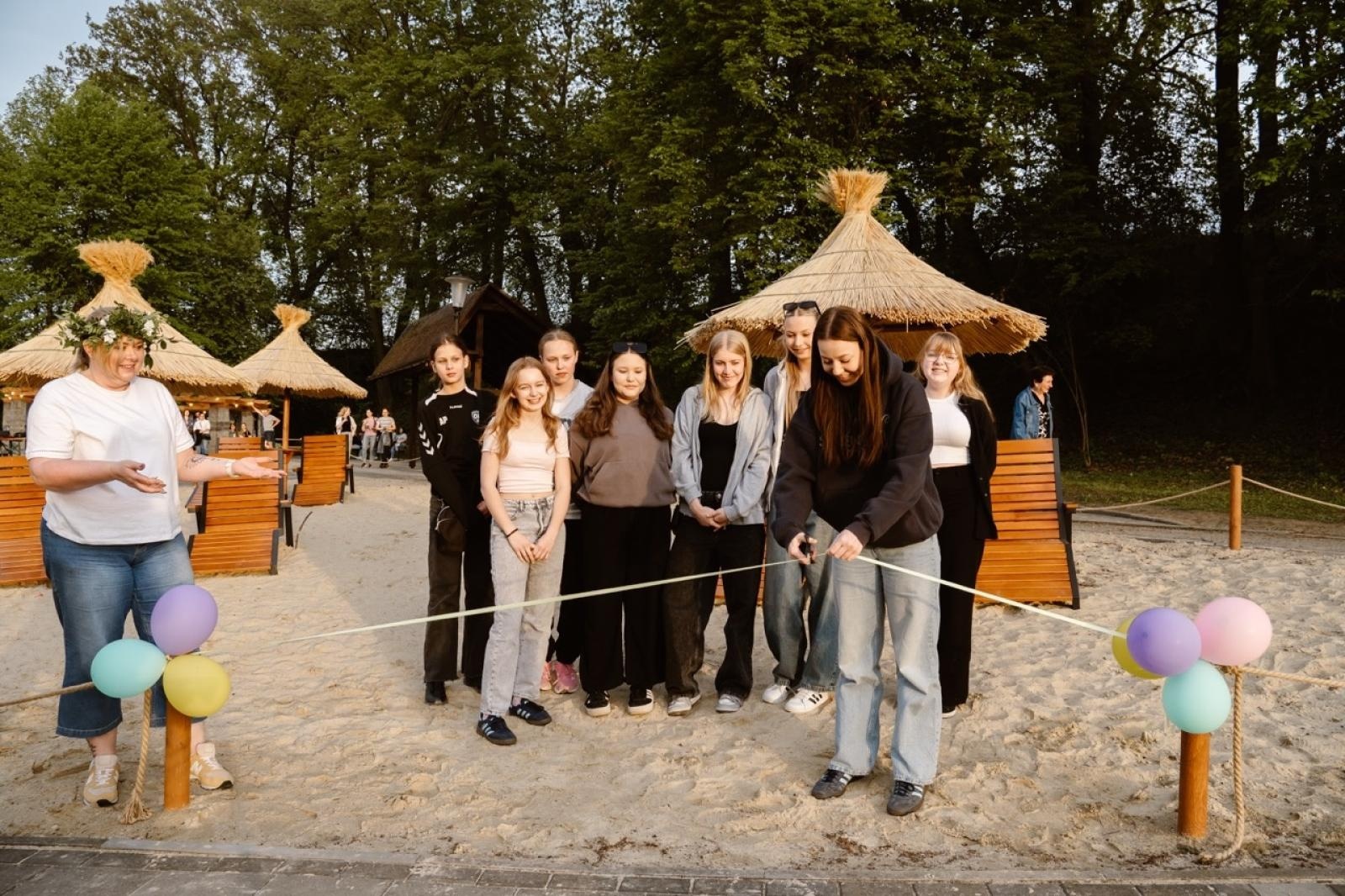 Zdjęcie w galerii na portalu naszraciborz.pl: Plaża w Kornicach już czynna! Wielkie otwarcie z muzyką, muralem i zabawą do północy [WIDEO] wiadomości z regionu