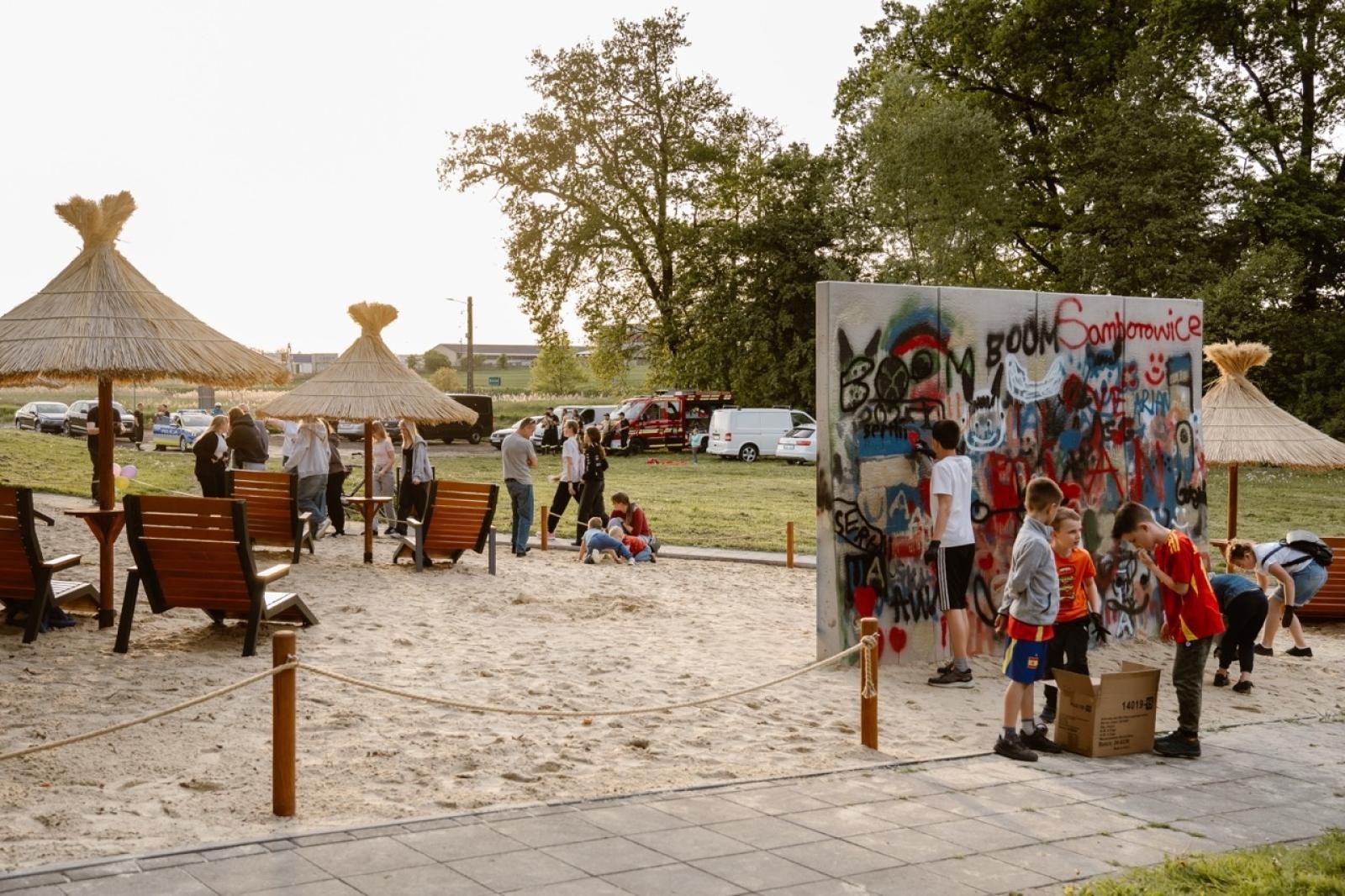 Zdjęcie w galerii na portalu naszraciborz.pl: Plaża w Kornicach już czynna! Wielkie otwarcie z muzyką, muralem i zabawą do północy [WIDEO] wiadomości z regionu