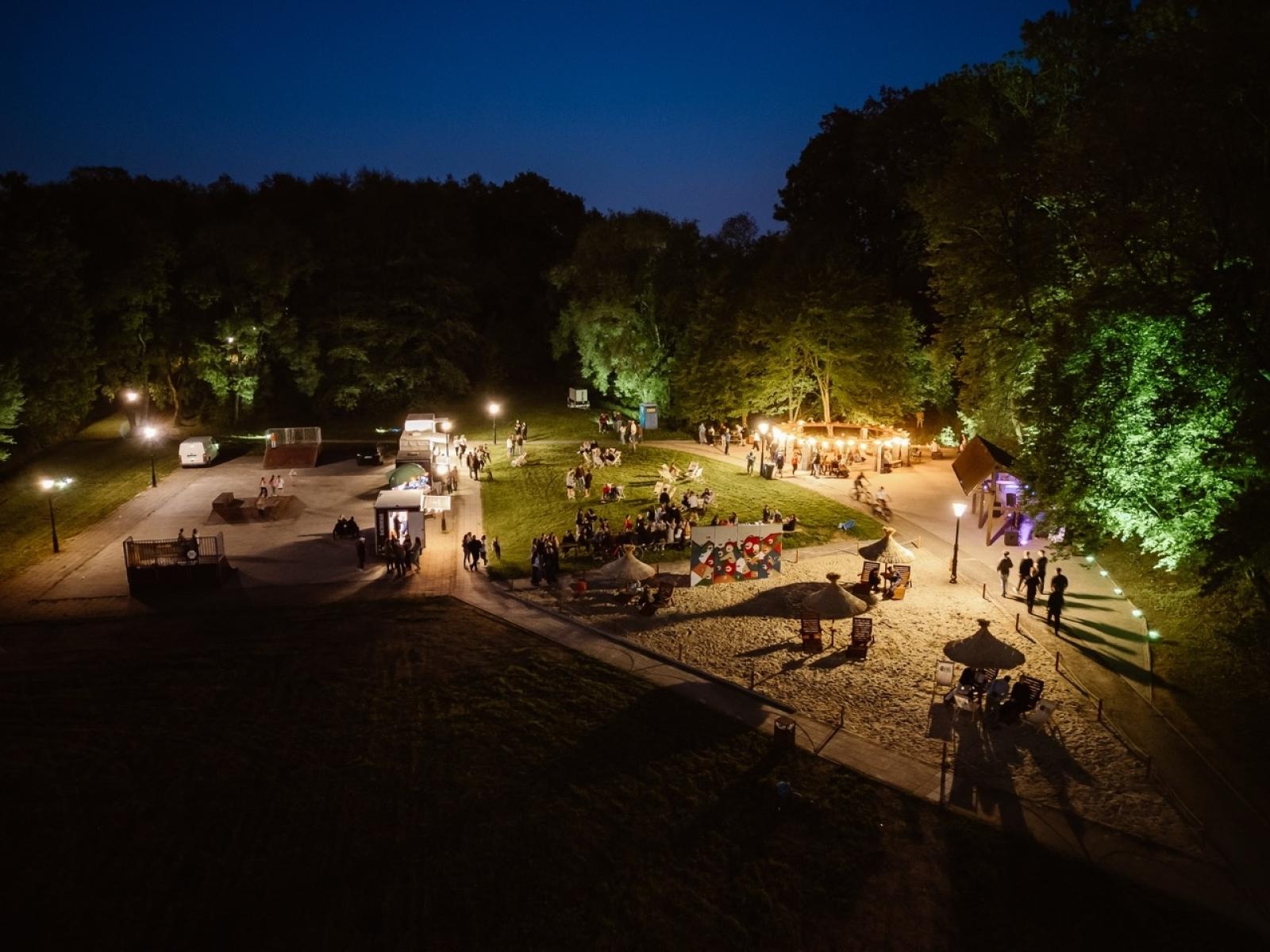 Zdjęcie w galerii na portalu naszraciborz.pl: Plaża w Kornicach już czynna! Wielkie otwarcie z muzyką, muralem i zabawą do północy [WIDEO] wiadomości z regionu