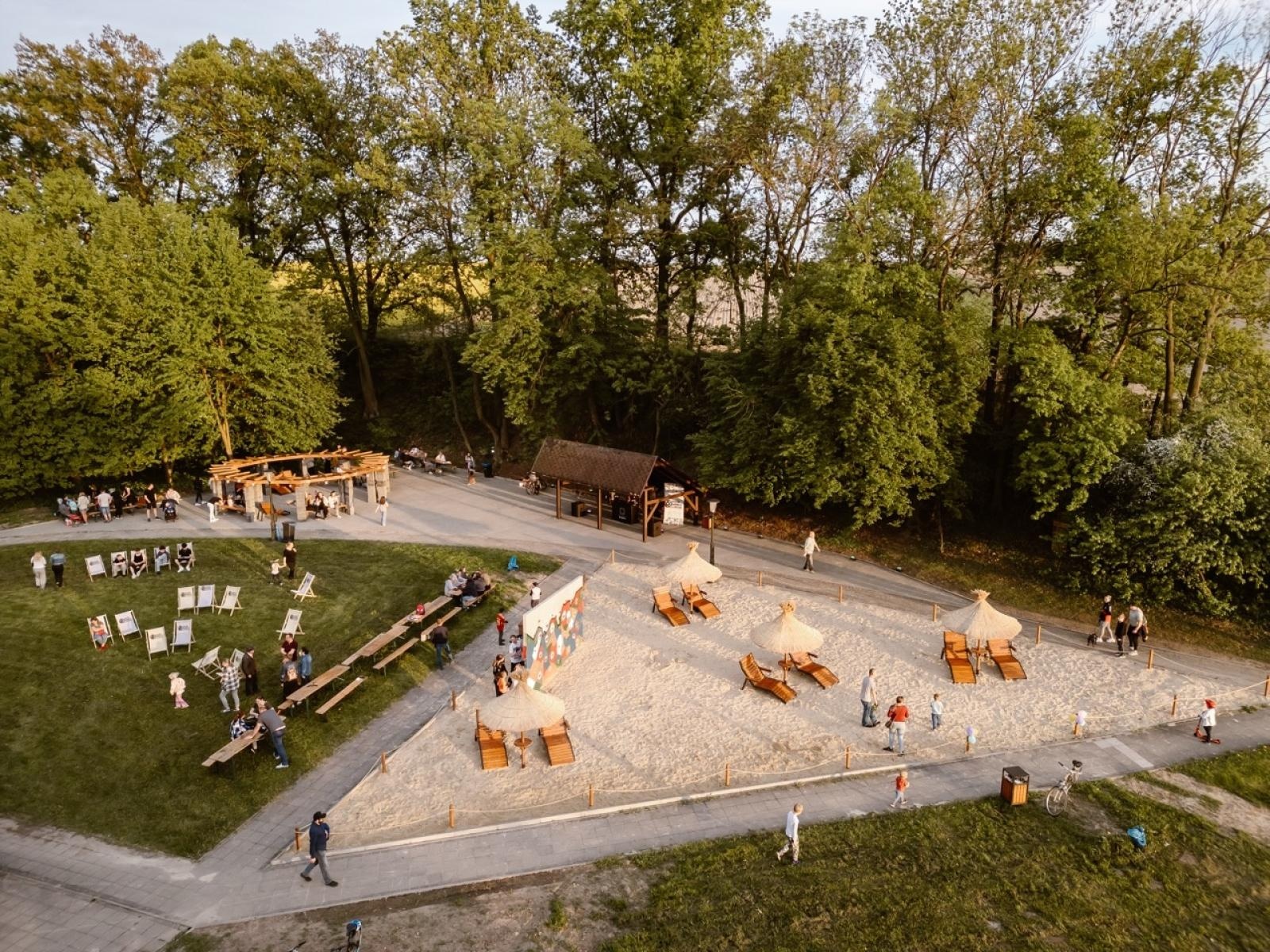 Zdjęcie w galerii na portalu naszraciborz.pl: Plaża w Kornicach już czynna! Wielkie otwarcie z muzyką, muralem i zabawą do północy [WIDEO] wiadomości z regionu