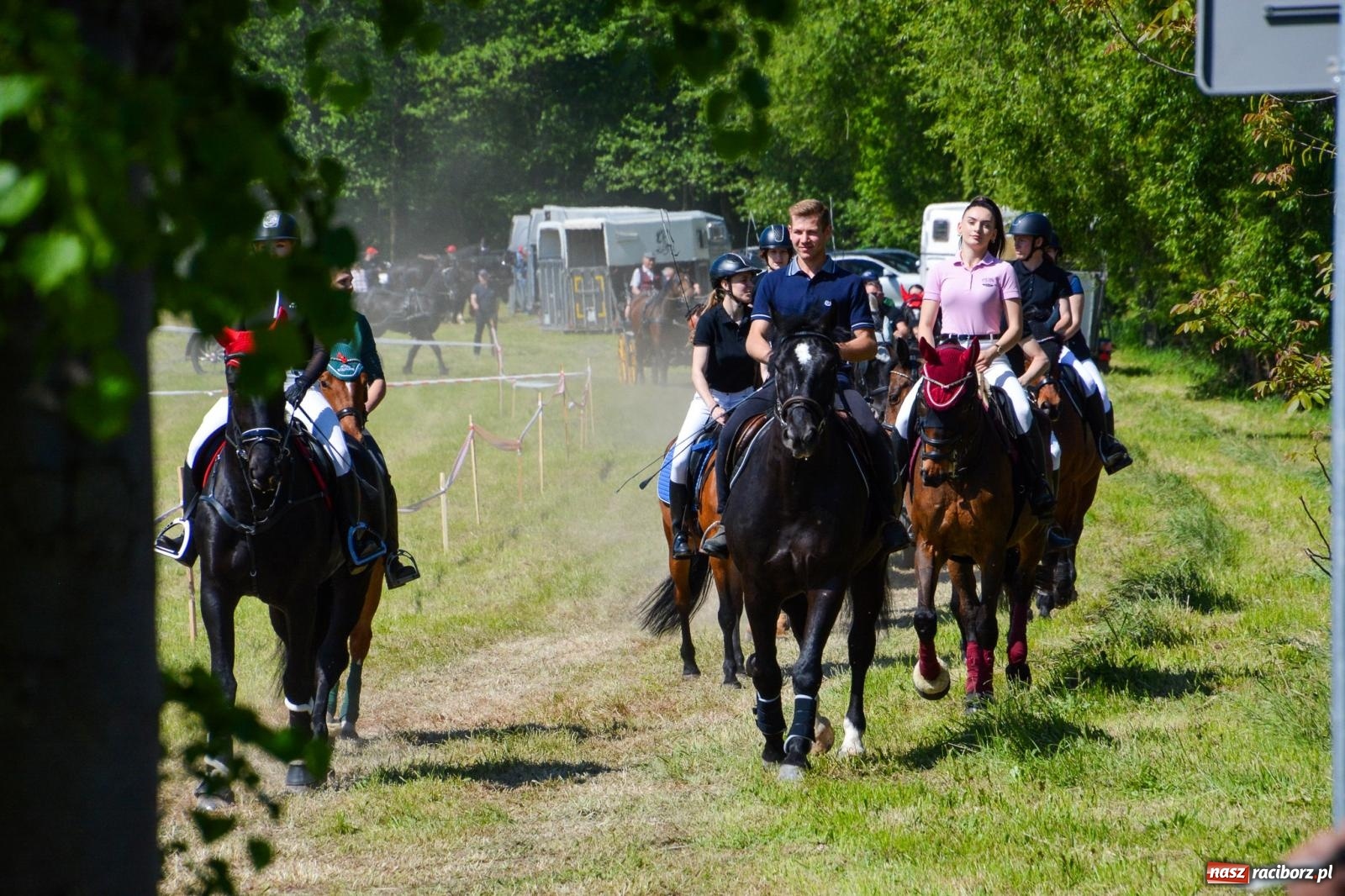 Zdjęcie w galerii na portalu naszraciborz.pl: Kornice: parada już za nami – czas na emocje w siodle i zaprzęgach wiadomości z regionu