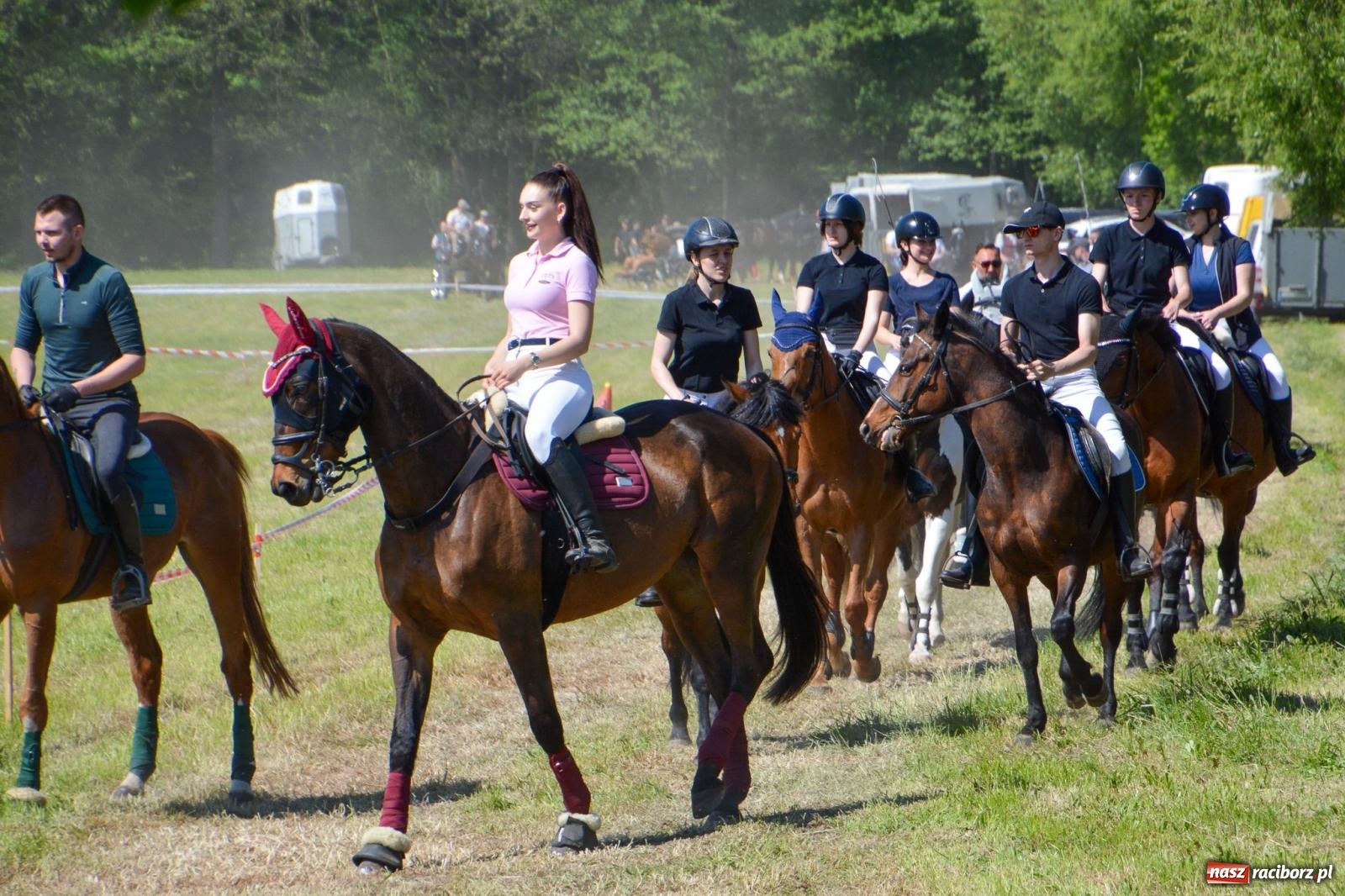Zdjęcie w galerii na portalu naszraciborz.pl: Kornice: parada już za nami – czas na emocje w siodle i zaprzęgach wiadomości z regionu