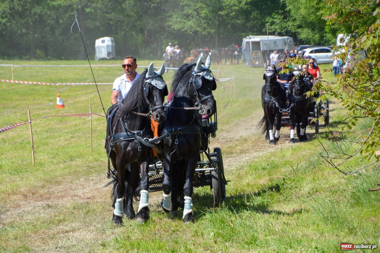 Zdjęcie w galerii na portalu naszraciborz.pl: Kornice: parada już za nami – czas na emocje w siodle i zaprzęgach wiadomości z regionu