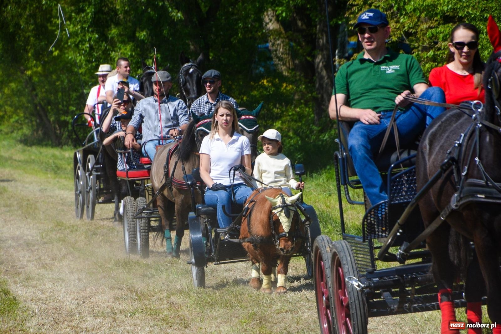 Zdjęcie w galerii na portalu naszraciborz.pl: Kornice: parada już za nami – czas na emocje w siodle i zaprzęgach wiadomości z regionu