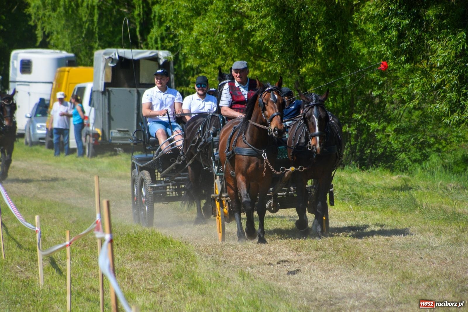 Zdjęcie w galerii na portalu naszraciborz.pl: Kornice: parada już za nami – czas na emocje w siodle i zaprzęgach wiadomości z regionu