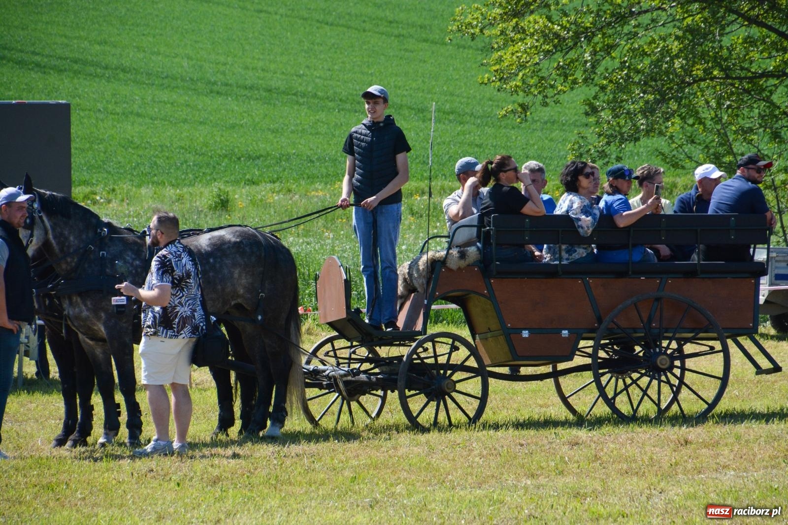 Zdjęcie w galerii na portalu naszraciborz.pl: Kornice: parada już za nami – czas na emocje w siodle i zaprzęgach wiadomości z regionu