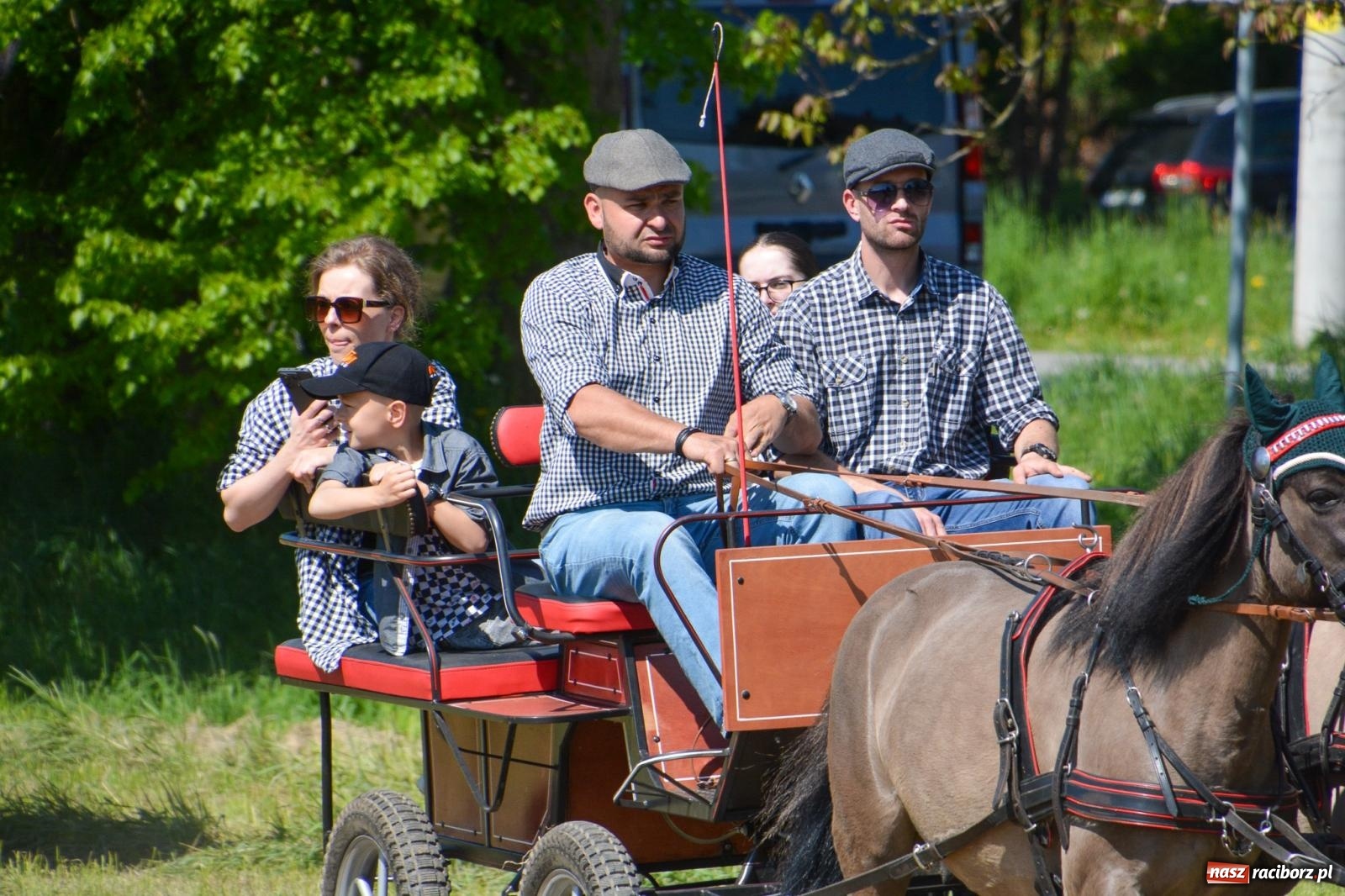 Zdjęcie w galerii na portalu naszraciborz.pl: Kornice: parada już za nami – czas na emocje w siodle i zaprzęgach wiadomości z regionu