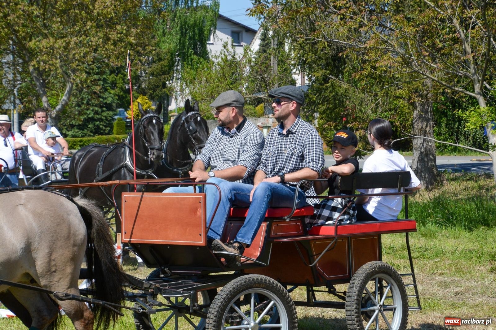Zdjęcie w galerii na portalu naszraciborz.pl: Kornice: parada już za nami – czas na emocje w siodle i zaprzęgach wiadomości z regionu