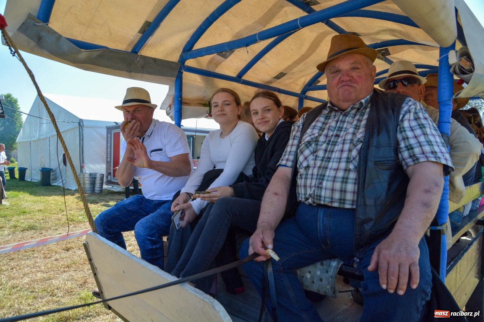 Zdjęcie w galerii na portalu naszraciborz.pl: Kornice: parada już za nami – czas na emocje w siodle i zaprzęgach wiadomości z regionu