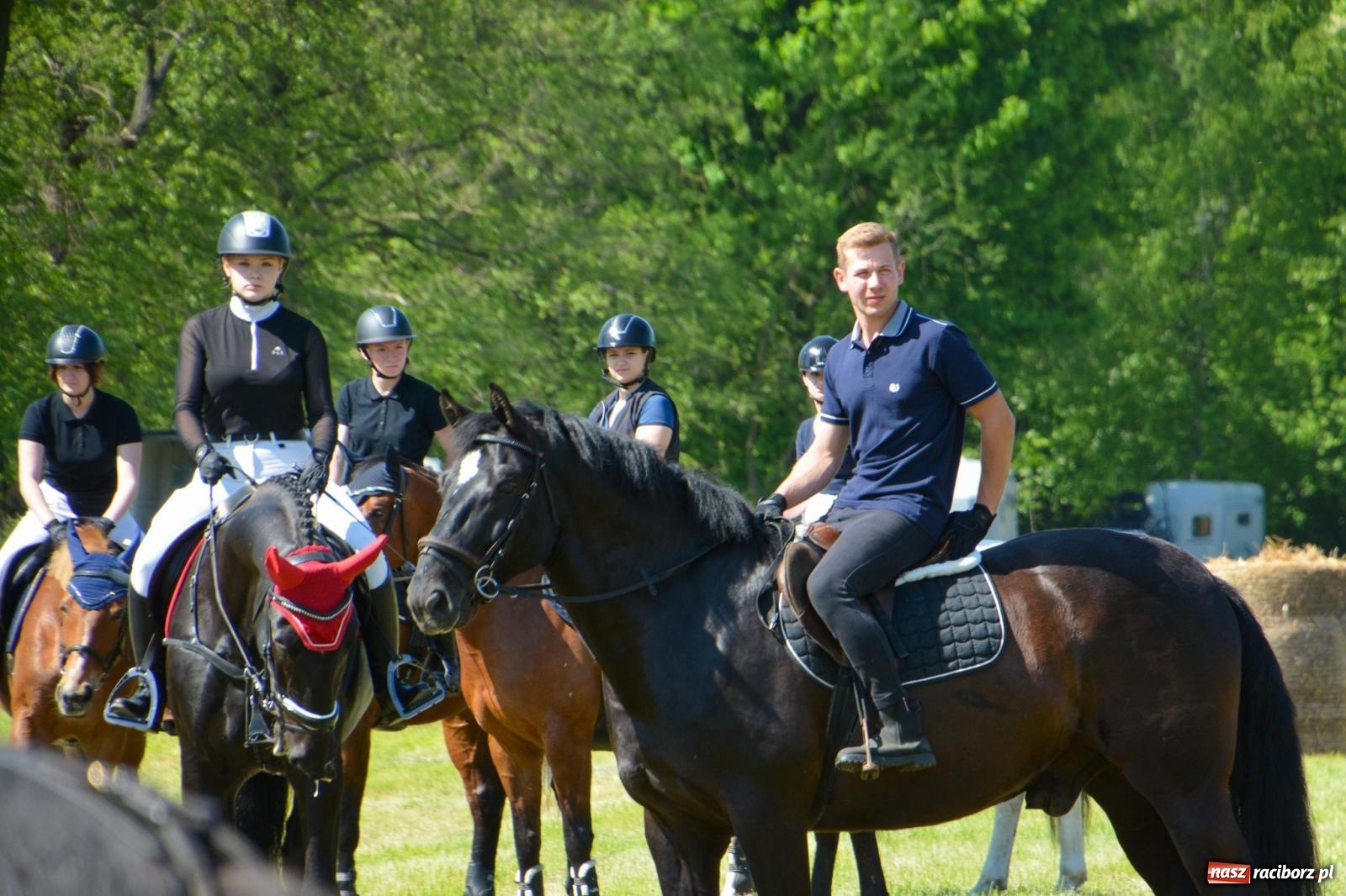 Zdjęcie w galerii na portalu naszraciborz.pl: Kornice: parada już za nami – czas na emocje w siodle i zaprzęgach wiadomości z regionu