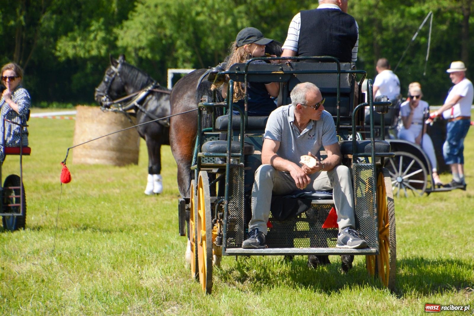 Zdjęcie w galerii na portalu naszraciborz.pl: Kornice: parada już za nami – czas na emocje w siodle i zaprzęgach wiadomości z regionu