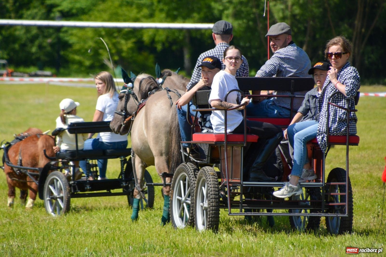 Zdjęcie w galerii na portalu naszraciborz.pl: Kornice: parada już za nami – czas na emocje w siodle i zaprzęgach wiadomości z regionu