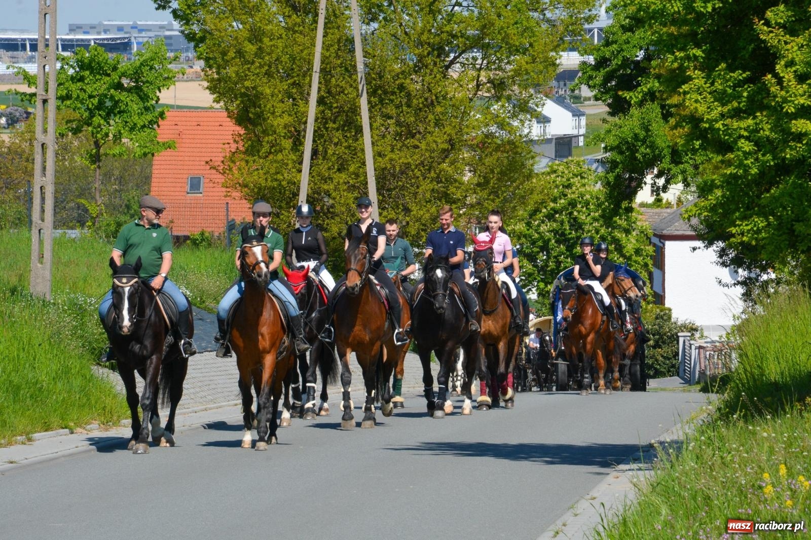 Zdjęcie w galerii na portalu naszraciborz.pl: Kornice: parada już za nami – czas na emocje w siodle i zaprzęgach wiadomości z regionu