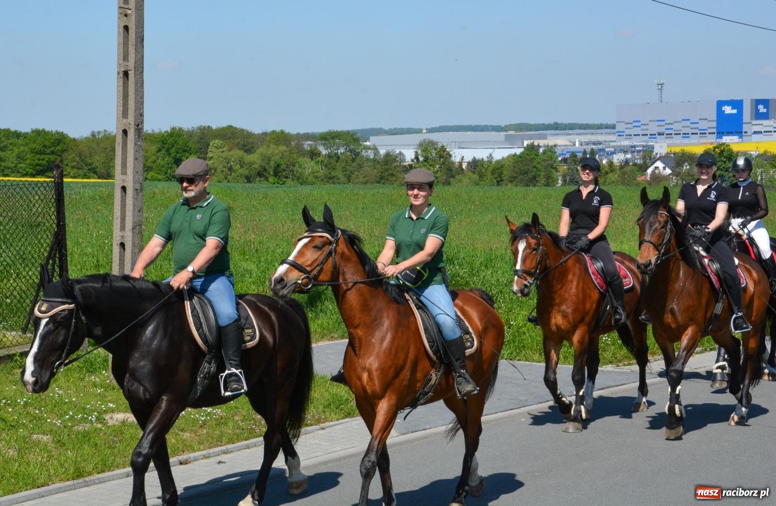 Zdjęcie w galerii na portalu naszraciborz.pl: Kornice: parada już za nami – czas na emocje w siodle i zaprzęgach wiadomości z regionu