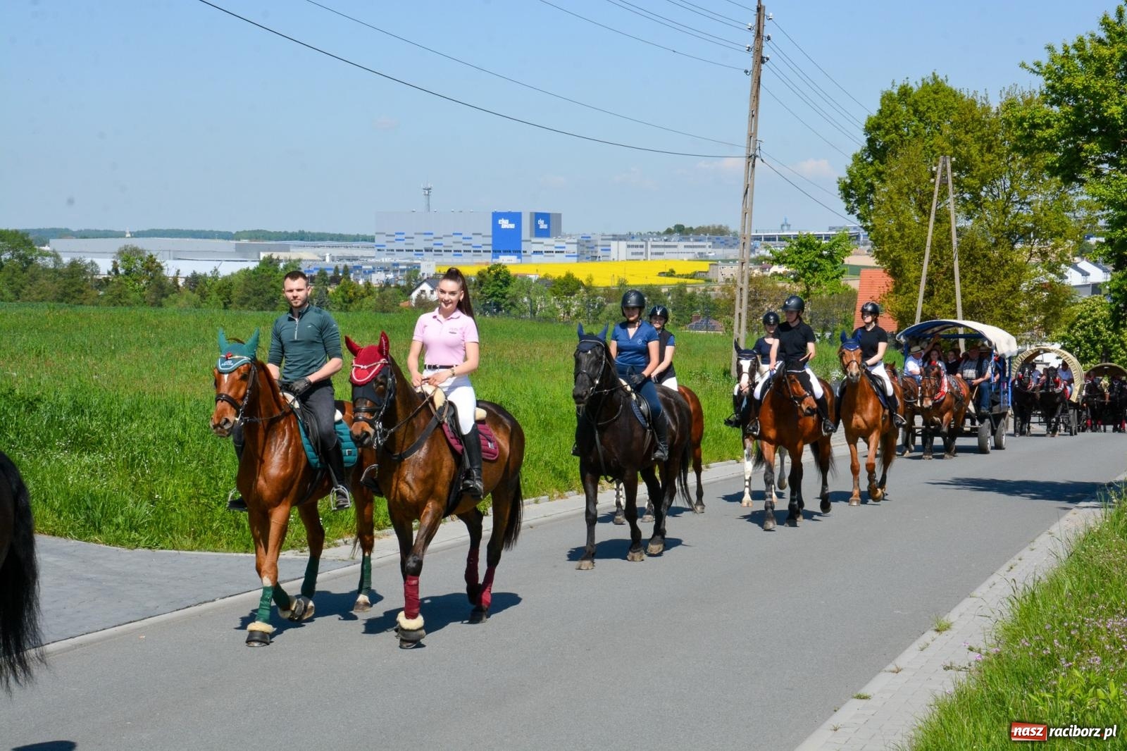 Zdjęcie w galerii na portalu naszraciborz.pl: Kornice: parada już za nami – czas na emocje w siodle i zaprzęgach wiadomości z regionu