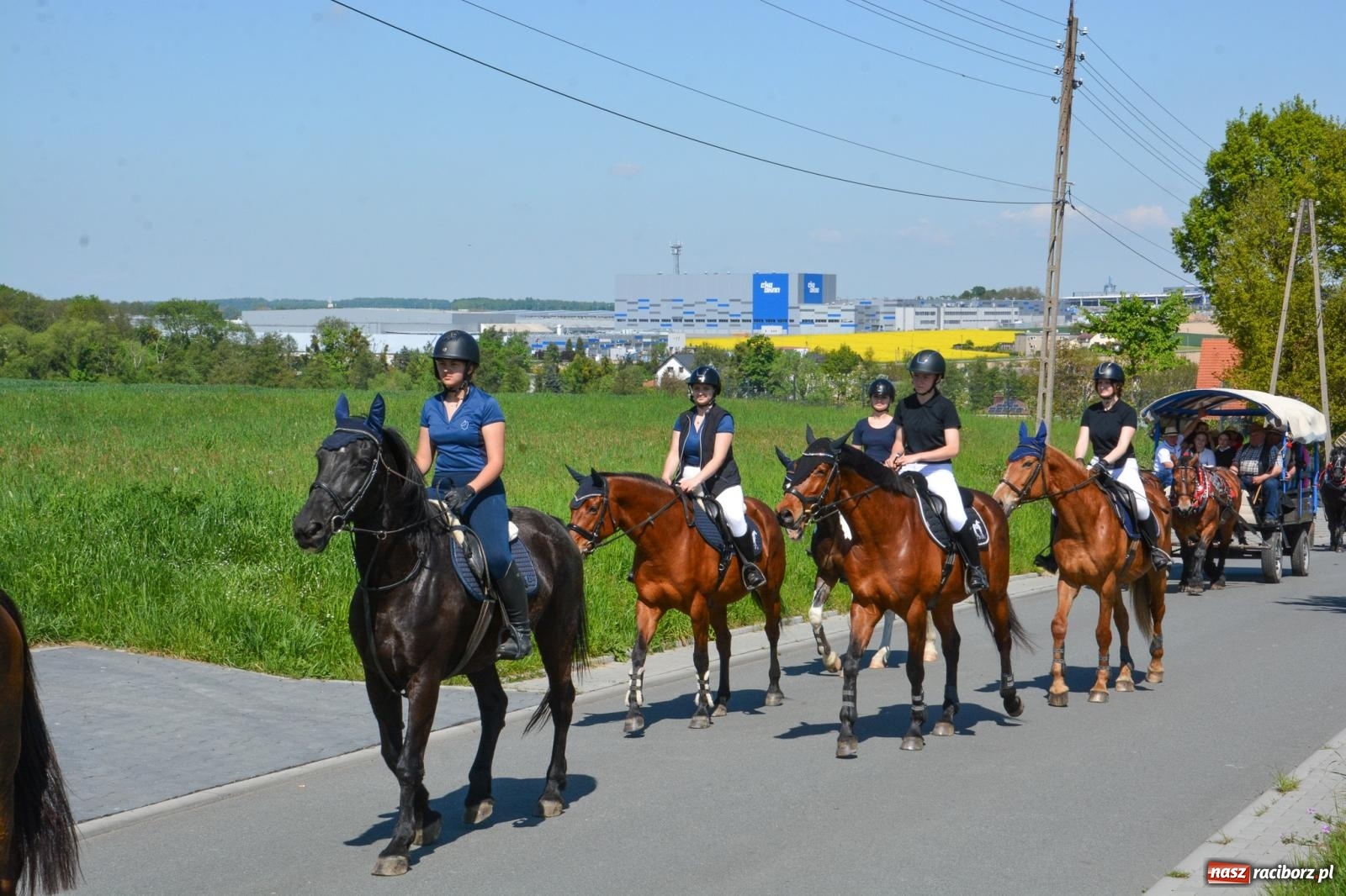 Zdjęcie w galerii na portalu naszraciborz.pl: Kornice: parada już za nami – czas na emocje w siodle i zaprzęgach wiadomości z regionu