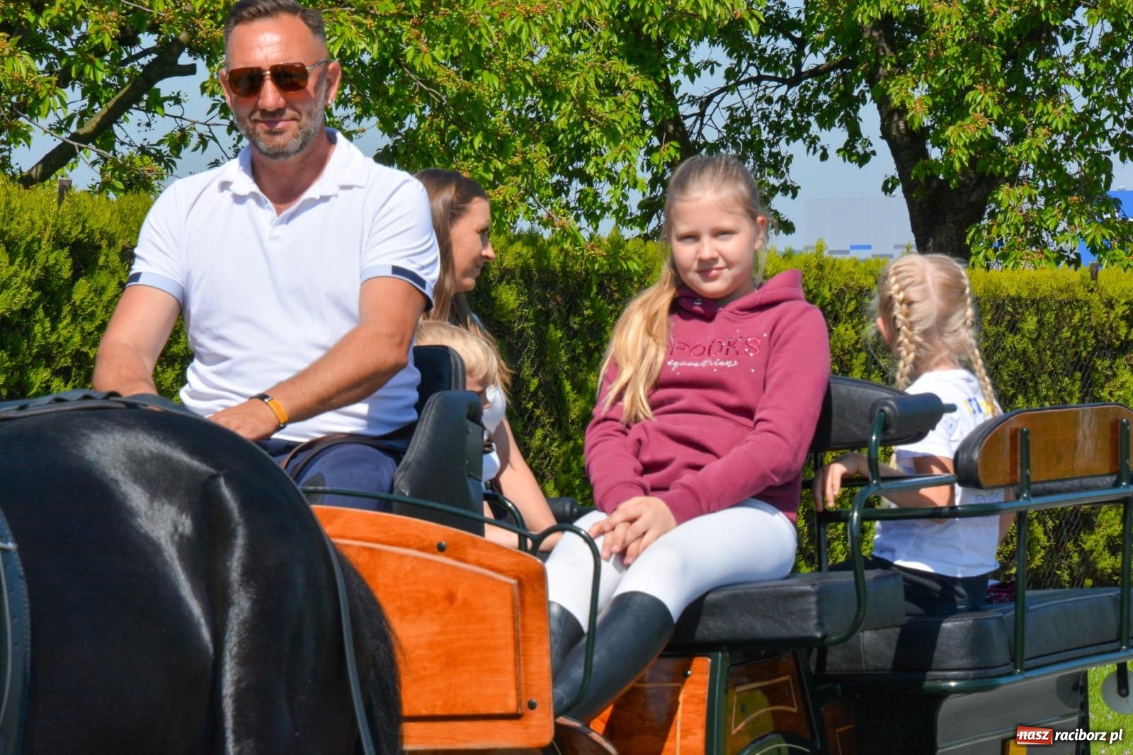 Zdjęcie w galerii na portalu naszraciborz.pl: Kornice: parada już za nami – czas na emocje w siodle i zaprzęgach wiadomości z regionu