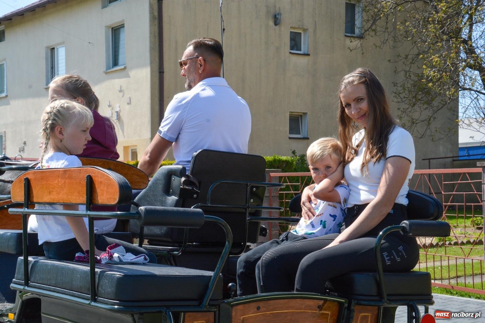 Zdjęcie w galerii na portalu naszraciborz.pl: Kornice: parada już za nami – czas na emocje w siodle i zaprzęgach wiadomości z regionu
