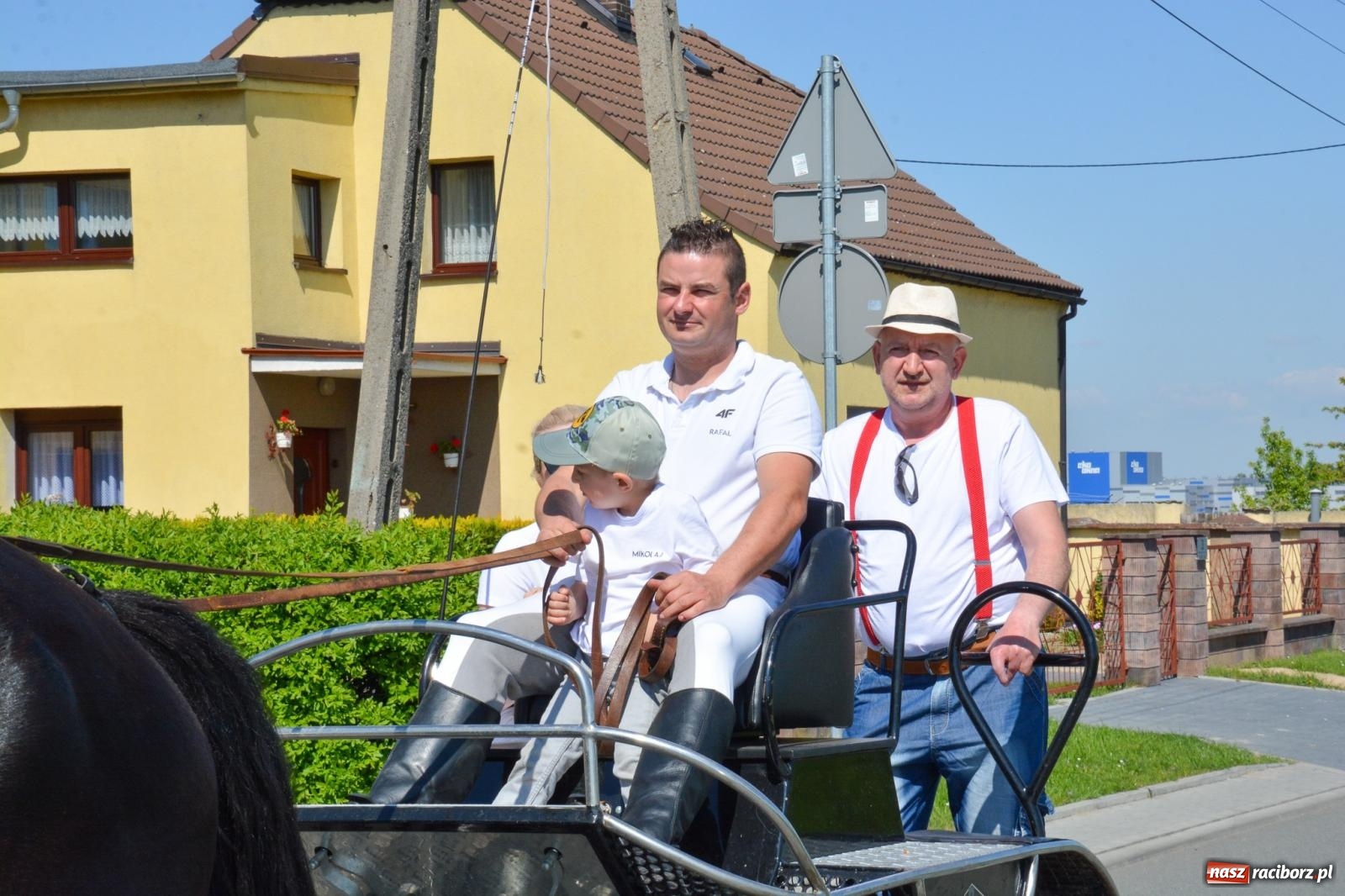 Zdjęcie w galerii na portalu naszraciborz.pl: Kornice: parada już za nami – czas na emocje w siodle i zaprzęgach wiadomości z regionu